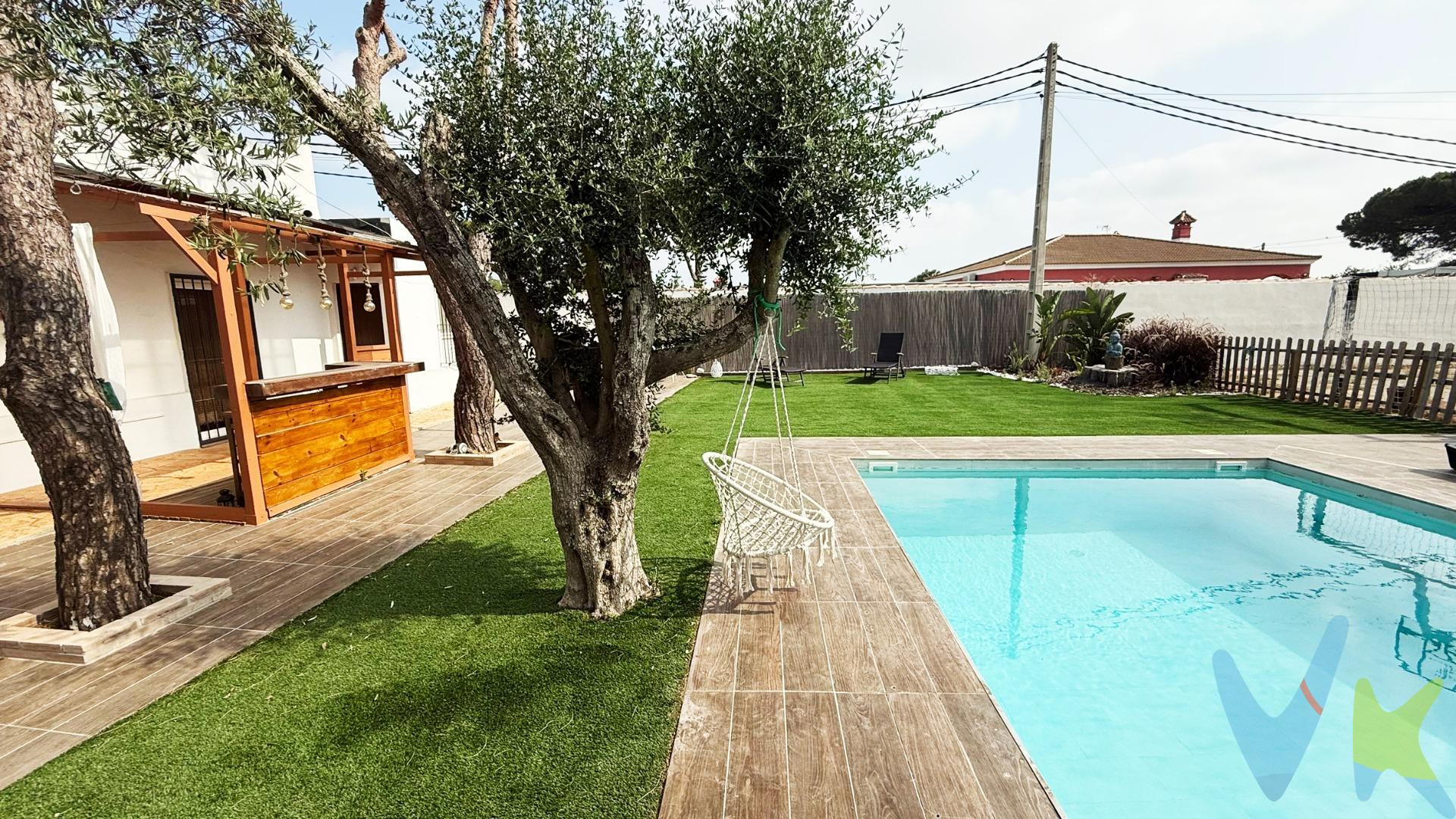 Ubicado en una tranquila zona de Chiclana en La Coquina (Chiclana de la Frontera), este encantador chalet de 123  m² construidos (110 m² útiles) combina comodidad, espacio y entorno natural. La vivienda principal cuenta con 4 habitaciones y 1 baño, perfectamente distribuidos, con una orientación oeste que inunda cada rincón de luz natural y ofrece vistas a la piscina. La propiedad ha sido reformada con buen gusto, incluyendo ventanas Climalit para un mayor confort térmico y acústico. Además, dispone de una acogedora cabaña independiente que podría ser usada como sala de juegos, taller, o espacio de teletrabajo. En el exterior, el jardín se convierte en el alma de la vivienda: una zona chillout con barbacoa, piscina privada y hasta una pista multideportiva (tenis, football y baloncesto) ideales para disfrutar del aire libre con familia y amigos. Esta propiedad es perfecta para amantes de la naturaleza que buscan un hogar donde desconectar del bullicio de la ciudad, sin renunciar a las comodidades, y donde poder hacer reuniones con toda la familia o amigos sin tener problemas de espacio.. ¿Quieres visitarlo? Llámanos hoy mismo y descubre por qué este rincón puede ser el hogar con el que siempre soñaste.  Chalet en La Coquina con 123 m² construidos (110 m² útiles), ubicado en parcela de 2.335 m² aprox., y que consta de 4 habitaciones dobles y  una habitación sencilla, salón, cocina, baño y una habitación externa de madera. Informamos a nuestros clientes de que los gastos de Notaría, Gestoría, Impuestos y los honorarios de la agencia no están incluidos en el precio. A su vez, disponemos del Documento Informativo Abreviado de la propiedad (Según Decreto 218/2005, del 11 de Octubre) y de Seguro de Caución, para la protección del dinero entregado como señal para la Reserva de una vivienda. 