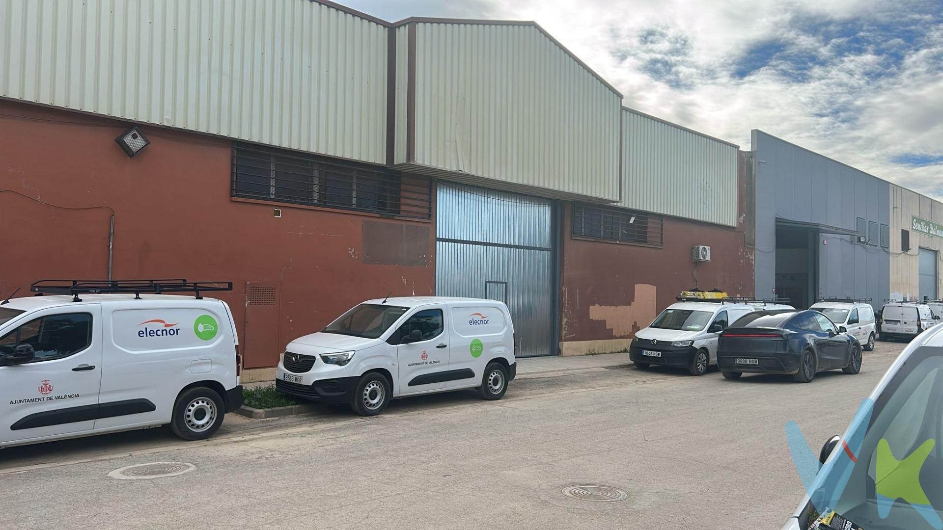 En el corazón industrial de Paiporta, en el polígono de la Estación, existe un espacio pensado para crecer. Al cruzar la puerta de esta nave, lo primero que se percibe es amplitud y libertad. Sus 818 m² en una sola planta, completamente diáfanos, permiten que cualquier proyecto tome forma sin límites: logística, producción, almacenamiento, distribución o un negocio que necesita espacio para evolucionar. Aquí no hay columnas que frenen ideas ni estructuras que condicionen el futuro. La luz, el orden y la sensación de continuidad convierten el espacio en un lienzo en blanco, listo para adaptarse a la actividad que lo habite. Cada metro está pensado para optimizar movimientos, flujos de trabajo y eficiencia. En altura, un altillo de 100 m² abre nuevas posibilidades: oficinas con visión directa sobre la actividad, salas de reuniones, zona administrativa o ese espacio estratégico que toda empresa necesita para dirigir, crear y decidir. Ubicada en una zona consolidada y bien comunicada, esta nave no es solo un inmueble: es el punto de partida de un proyecto sólido, un lugar donde las ideas se materializan y los negocios encuentran el espacio que merecen. Aquí no se vende solo una nave. Se vende el escenario donde tu empresa puede dar el siguiente paso. Nota: Agencia Registrada con el Nº 1395 en el Registro Obligatorio de Agentes Inmobiliarios de la Comunitat Valenciana, consultable en la web de la Generalitat Valenciana. La oferta está sujeta a cambios de precio o retirada del mercado sin previo aviso. La información contenida en el presente anuncio se facilita a título meramente informativo y no contractual, los datos, descripciones, superficies, imágenes y cualquier otro contenido del mismo pueden estar sujetos a errores u omisiones al ser facilitados por terceros. El precio de venta publicado no incluye los honorarios de intermediación inmobiliaria, ni los impuestos legalmente aplicables (IVA o ITP), ni los gastos derivados de la compraventa, tales como notaría, registro y gestoría, ni aquellos derivados de la financiación, en caso de existir. Por mandato expreso del propietario, este inmueble se comercializa en régimen de exclusiva, garantizando al interesado un acceso completo a la información y una gestión profesional, transparente y sin interferencias de terceros. Se ruega no molestar al propietario, a los ocupantes del inmueble ni a los vecinos. Agentes inmobiliarios con cliente interesado pueden contactar con la agencia para colaborar. Nuestro departamento financiero puede conseguir tu financiación. ¡Consúltanos!