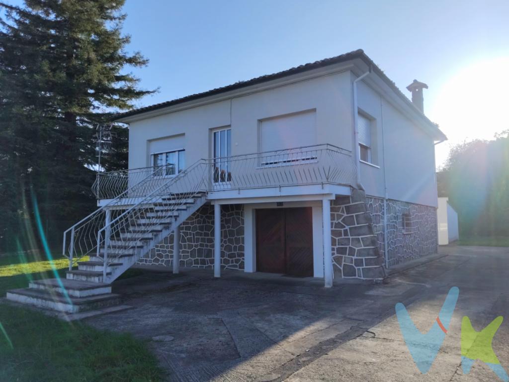 En la tranquila y demandada zona residencial de Tanos, dentro del municipio de Torrelavega, se encuentra esta vivienda independiente con una amplia parcela urbana de más de 1.300 m², que ofrece infinitas posibilidades tanto para disfrutar de un gran espacio al aire libre como para realizar nuevas edificaciones gracias a su calificación urbanística.La vivienda se distribuye en dos plantas:·  Planta baja: cuenta con una amplia zona de almacén, cuarto funcional, baño completo y el espacio destinado a la caldera y lavandería, ideal como área de trabajo o almacenaje adicional.·  Planta principal: dispone de tres dormitorios, dos de ellos con salida a una amplia galería cerrada, baño, salón y cocina independiente, ofreciendo una distribución cómoda y práctica.La casa necesita actualización, lo que permite adaptarla completamente al gusto y necesidades del nuevo propietario, manteniendo el encanto de una vivienda independiente con terreno propio.Además la propiedad cuenta con un garaje independiente de gran tamaño.Su entorno residencial y tranquilo, a pocos minutos del centro de Torrelavega y con todos los servicios cercanos, la convierten en una oportunidad única tanto para vivienda habitual como para proyecto de inversión.