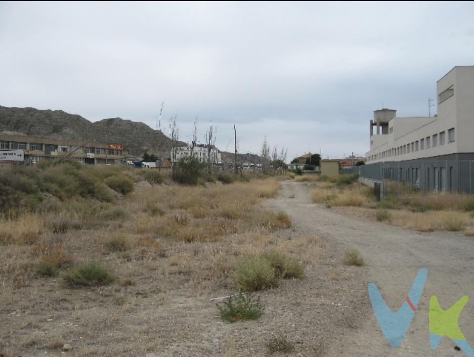 SOLAR URBANO EN VILLAFRANCA DE EBRO. ¡Una excelente oportunidad para desarrollar un proyecto inmobiliario!. Se vende solar urbano de 1.591,81 m², situado en el casco urbano, junto a la autovía A-2, una ubicación estratégica por su buena comunicación. La parcela cuenta con parámetros urbanísticos que permiten estudiar diferentes posibilidades de desarrollo residencial, ofreciendo una interesante oportunidad tanto para promotores como para inversores. Características urbanísticas:. Superficie de parcela: 1.591,81 m². Parcela mínima: 300 m². Edificabilidad: 1,25 m²/m². Superficie edificable total: 1.989,76 m². Altura máxima permitida: planta baja + 2 alturas (B+2), con un máximo de 10 metros. Clasificación: suelo urbano. Su ubicación dentro del casco urbano y la proximidad a la A-2 hacen de este solar una opción a valorar para desarrollar un proyecto adaptado a la normativa urbanística vigente.