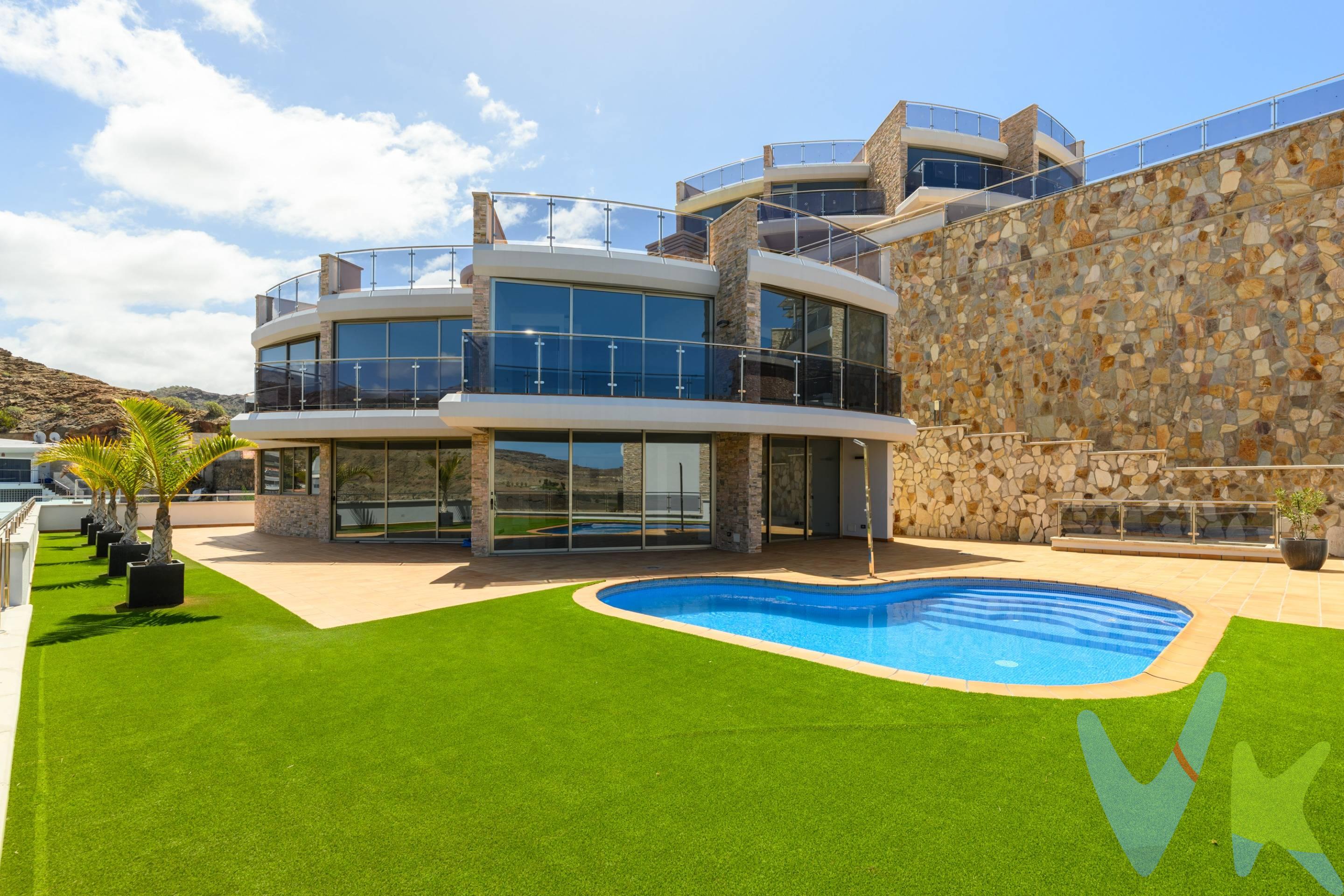Exclusivas Villas en Tauro Hill – Un Paraíso Bajo el Sol 🌞. En venta maravillosas y espaciosas villas en una de las zonas más soleadas de Gran Canaria. Tauro Hill es un enclave privilegiado, a pocos minutos de la playa, donde el sol brilla todo el año y el clima es considerado uno de los mejores del mundo. 🏝 Las Islas Afortunadas. Gran Canaria, con su ubicación excepcional, goza de temperaturas perfectas durante todo el año, entre 25 y 30 grados en verano, siempre frescas y equilibradas por la brisa de los vientos alisios. Un entorno idílico donde la naturaleza y el bienestar se funden en un equilibrio perfecto. Un hogar pensado para enamorar. Estas villas han sido diseñadas para quienes buscan algo más que una casa: un refugio exclusivo donde la luz, los espacios abiertos y el diseño vanguardista crean un ambiente de absoluta armonía. Grandes ventanales permiten que el sol inunde cada rincón, mientras que la distribución fluida conecta el interior con el exterior de manera natural. Distribución única y versátil. Cinco plantas:. 🔹 Planta principal: Espacio diáfano con posibilidad de diseñar cocina a medida, salón-comedor amplio, aseo de cortesía y acceso a terraza con jardín, zona chill out y piscina. 🔹 Primera planta – Zona de descanso: Cuatro dormitorios, todos con baño privado y acceso a terrazas individuales. 🔹 Planta superior – Mirador de ensueño: Una terraza panorámica que rodea toda la villa, perfecta para disfrutar del clima y las vistas inmejorables. 🔹 Planta sótano: Con baño completo, zona de lavandería, y garaje para tres vehículos. 🔹 Planta adicional – Espacio independiente de 200 m²: Esta planta extra, exclusiva de esta villa, cuenta con entrada independiente, ventilación, luz natural y suelo de mármol. Ideal para crear una segunda vivienda con tres dormitorios, cocina y salón. Una oportunidad perfecta para inversores que quieran dividir la propiedad en dos unidades habitables.  🔹 Zona de piscina: Equipada con baño completo para mayor comodidad. Ademas, un ascensor que cubre todas las plantas para mayor comodidad de toda la familia. Un proyecto diseñado al detalle. Las villas están casi terminadas, permitiendo a los nuevos propietarios personalizar los espacios finales. Presentamos un proyecto exclusivo que redefine cada estancia, incluyendo una cocina de diseño completamente equipada y una cuidada selección de mobiliario y decoración. Todo con acabados de lujo, modernidad y elegancia, con precios cerrados y una entrega en solo tres meses, asegurando que el resultado sea exactamente como en los renders. Los materiales con los que se ha hecho esta construcción destaca por sus acabados de algta calidad. Destacamos;. Pavimento de mármol Crema Marfil en interiores y revestimientos de baño a juego. Encimeras y platos de ducha en mármol, con mamparas de vidrio templado y columna de ducha. Preinstalación de aire acondicionado en todas las estancias. Carpintería exterior en aluminio inox mate serie 3000 con doble acristalamiento. Ascensor en todas las plantas. Barandillas de acero inoxidable 316 con vidrio laminado. Pérgola modelo Maspalomas. Piscina equipada con luz y bomba de calor para regulación de temperatura, revestida con azulejo vítreo. Fachada revestida con piedra natural y sistema de iluminación LED en interior y exterior. Videoportero y sistema de seguridad. Instalación de aspiradora en planta baja y alta. Sistema de aerotermia para calentar el agua. Puertas interiores de DM macizo lacado en blanco. Tu oasis de tranquilidad y exclusividad. Si buscas un lugar donde el lujo, la serenidad y el clima perfecto se unan en un solo espacio, esta villa es para ti. 📩 Contáctanos y descubre tu nuevo hogar en Tauro Hill.