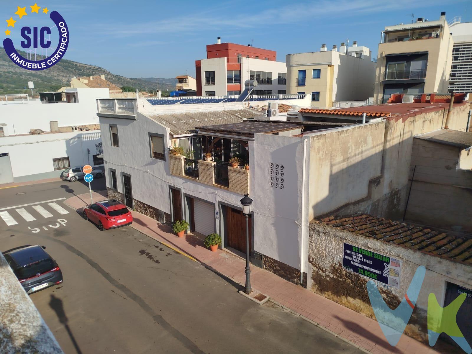 Se presenta este magnífico patio solar en el centro de Oropesa, ideal para la construcción de una vivienda o como espacio para guardar vehículos. Con una superficie total de 99 m2, incluyendo una zona techada de 39m2 y placa de vado, ofrece múltiples posibilidades. Su ubicación céntrica a pocos metros del ayuntamiento y casco antiguo lo convierte en un lugar privilegiado. No pierda la oportunidad de visitarlo y descubrir todas las ventajas que este inmueble  tiene para ofrecer. Los metros útiles son aproximados. Este inmueble es en exclusiva, con lo que le facilitamos cualquier información sobre la vivienda. Por este motivo, solicitamos no molesten al propietario, ocupantes de la propiedad o vecinos. Muchas gracias por su comprensión. Existe discrepancia entre los metros registrales y catastrales. El precio indicado puede sufrir variaciones. En todos los casos los precios expuestos son más impuestos y gastos derivados de la transmisión del inmueble.