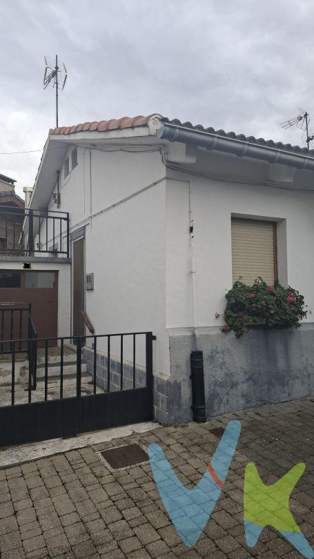 Se vende acogedora vivienda en Olazagutía, ideal tanto como residencia habitual como inversión.La casa cuenta con tres habitaciones luminosas, perfectas para descansar o adaptar como despacho o habitación infantil.Dispone de un baño completo recientemente reformado, con acabados modernos y funcionales.La cocina es amplia, ofreciendo espacio suficiente para cocinar cómodamente y crear una zona práctica para el día a día.Dispone de un desvan para ser usado como trastero.La vivienda se encuentra en una zona tranquila del municipio, con buen acceso a servicios y comunicaciones.Una oportunidad perfecta para quienes buscan comodidad, funcionalidad y un entorno agradable.
 
INFORMACIÓN LEGAL
▪ Información meramente orientativa, sin carácter contractual.
▪ Superficies y características aproximadas, con finalidad descriptiva.
▪ En el precio de venta están incluidos los honorarios de la agencia inmobiliaria, que serán asumidos por la parte vendedora.
▪ El precio indicado no incluye los gastos e impuestos derivados de la compraventa a cargo del comprador (Notaría, Registro de la Propiedad, I.T.P., A.J.D. o I.V.A., según corresponda), ni otros posibles gastos asociados.
▪ El inmueble se transmite sin mobiliario ni otros enseres, salvo que se indique expresamente lo contrario.
 
A modo orientativo en Navarra:
▪ Notaría y Registro: 1%–1,5%.
▪ ITP: tipo general 6% (con posibles bonificaciones).
▪ AJD: aprox. 0,5%–1%.