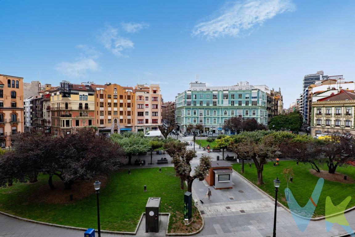 Si buscas hacer tu sueño realidad, este es tu anuncio.En pleno epicentro de Gijón, en la codiciada Plaza San Miguel, se alza esta magnífica vivienda de 109 m² útiles, completamente reformada y lista para estrenar una nueva vida. Un hogar que combina el privilegio de vivir en el mejor enclave de la ciudad con el confort de unos espacios amplios, luminosos y cuidados al detalle.La distribución ha sido pensada para ofrecer comodidad y amplitud en cada estancia. Cuenta con tres dormitorios, dos de ellos de gran tamaño, perfectos para crear zonas de descanso o trabajo con total independencia. La cocina, de dimensiones excepcionales, es uno de los grandes atractivos de la vivienda: un espacio abierto y moderno que gana protagonismo gracias a la integración de lo que en su día fue un cuarto dormitorio.El piso se completa con dos terrazas únicas, que lo convierten en un verdadero tesoro urbano. Desde la principal, orientada al sur y con vistas abiertas sobre la Plazuela San Miguel, se disfruta de una panorámica privilegiada, llena de vida y encanto. La segunda terraza, hacia la calle Cura Sama, aporta un plus de desahogo y versatilidad.Una vivienda que no solo ofrece metros y ubicación, sino también una forma de vivir diferente: céntrica, luminosa, amplia y moderna, donde cada detalle ha sido pensado para quien busca exclusividad en Gijón.No lo dudes más y llámanos, estaremos encantados de acompañarte a convertir tu sueño en realidad.Se informa a los interesados que el precio de venta indicado no comprende los honorarios de la agencia inmobiliaria, el Impuesto de Transmisiones Patrimoniales (ITP) ni los gastos asociados a la compraventa (notaría, registro de la propiedad y otros).