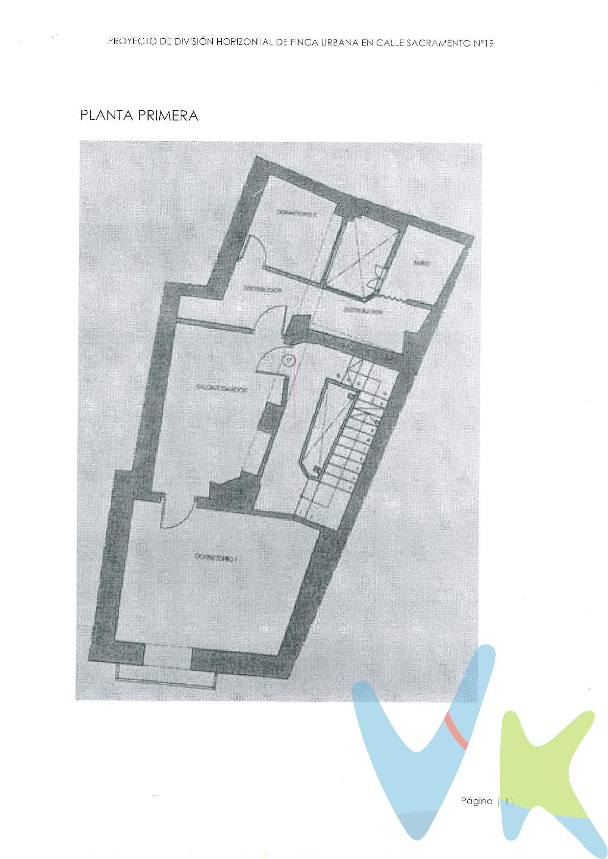 Una oportunidad única en el corazón del centro histórico. Este apartamento para reformar está situado en una finca tranquila, con poquitos vecinos,  a muy  pocos metros de la calle más comercial y demandada del centro histórico. Una ubicación perfecta que combina la vida urbana con la calma de un edificio residencial. La vivienda ofrece un gran potencial de reforma, permitiendo crear un apartamento cómodo, funcional muy bien ventilado, adatado a las necesidades actuales. Ideal como vivienda habitual, segunda residencia o inversión. Una propiedad con encanto, en una zona inmejorable, perfecta para quienes desean diseñar su hogar a medida en el centro. Por mandato expreso del propietario, comercializamos este inmueble en exclusiva, lo que le garantiza el acceso a toda la información, a un servicio de calidad, un trato fácil, sencillo y sin interferencias de terceros. Por este motivo, se ruega no molestar al propietario, a los ocupantes de la propiedad o a los vecinos. Muchas gracias por su comprensión. Si usted es agente inmobiliario y tiene un cliente para este inmueble, llámenos.  .  .  Informamos a nuestros clientes de que los gastos de notaría, registro, gestaría, impuestos y los honorarios de la agencia no están incluidos en el precio. A su vez, disponemos del documento informativo abreviado de la propiedad (según decreto 218/2005, del 11 de octubre) y de seguro de caución, para la protección del dinero entregado como señal para la reserva de una vivienda o inmueble. 