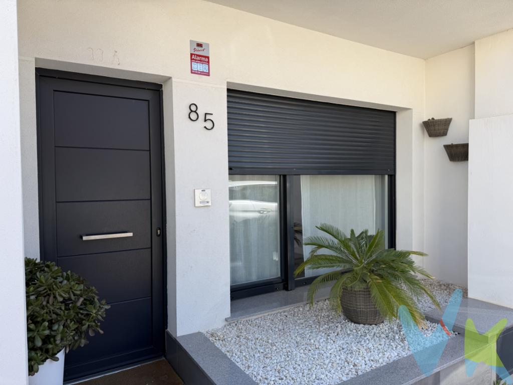 Os presentamos una vivienda adosada de reciente construcción de 2023, que destaca por su amplitud y comodidad. Ubicada en una zona residencial muy tranquila de Rafelbunyol, esta propiedad representa una oportunidad única para aquellos que buscan un hogar espacioso y bien ubicado. Al entrar en la vivienda encontramos un espacioso salón comedor, un aseo, un armario con el tamaño perfecto y una cocina con península, despensa y salida a la terraza/garaje. La vivienda da a 2 calles por las que se puede acceder tanto por la calle vial como por la calle peatonal. En planta primera encontramos una habitación doble con armario empotrado, un baño completo con bañera y otras 2 habitaciones individuales con armarios. En la buhardilla encontramos la habitación principal con baño en suite y armarios empotrados. En esta misma planta se encuentra luna excelente terraza orientada al este. El garaje, un elemento imprescindible en la actualidad, añade un nivel de seguridad y conveniencia difícil de igualar. La distribución de esta casa adosada ha sido cuidadosamente planificada para maximizar la funcionalidad y el bienestar. La proximidad a servicios esenciales como supermercados, colegios y zonas verdes añade un valor extra, permitiendo disfrutar de un entorno adecuado tanto para el desarrollo familiar como para la vida social.Una visita a esta propiedad permitirá apreciar de primera mano los detalles que la hacen tan especial. La finura de sus acabados, junto con su conveniente localización, aseguran una excelente calidad de vida. Sus inmediaciones cuentan con excelente acceso al transporte público, siendo la estación de metro un recurso invaluable para quienes deseen desplazarse de manera rápida y cómoda. 