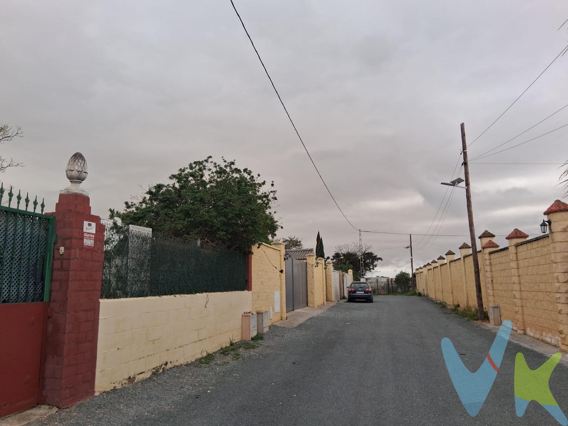 . Se vende magnífico terreno rústico de 5.312 m² situado en una zona muy bien ubicada de Dos Hermanas. La parcela cuenta con luz y agua ya dadas de alta, lo que facilita su uso inmediato. Además, dispone de acceso mediante cancela, ofreciendo mayor comodidad y seguridad. Se trata de un terreno ideal para disfrutar de la tranquilidad del entorno, desarrollar un proyecto agrícola o tener un espacio de recreo a pocos minutos del núcleo urbano. Su buena ubicación permite un acceso fácil y rápido, combinando naturaleza y cercanía a todos los servicios de la ciudad. Una excelente oportunidad para quienes buscan amplitud, privacidad y una buena localización. Para más información o para concertar una visita, no dudes en ponerte en contacto. Informamos a nuestro clientes que el precio de venta no incluye lo siguiente: Honorarios de la agencia inmobiliaria, impuestos (el Impuesto de Transmisiones Patrimoniales, I. V. A., o A. J. D., en su caso), otros gastos de la compraventa (gastos de registro de la Propiedad, Notaría, gestoría ni de posible financiación). Documento D. I. A. a disposición del consumidor según Decreto 218/2005 Junta de Andalucía. 