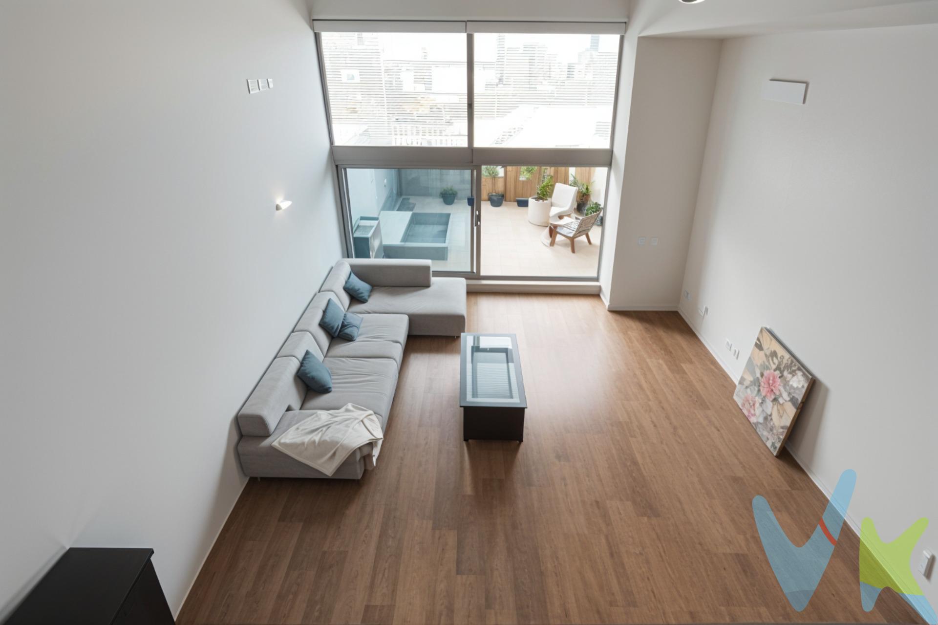 🏡 Loft Dúplex Moderno en Venta, en Vara de Quart,  junto al Centro Comercial Gran Turia. . Descubre este espectacular loft dúplex con Diseño, Confort y Seguridad . Ideal para quienes buscan un hogar moderno, funcional y bien conectado. . Ubicado en una exclusiva urbanización cerrada con vigilancia 24 horas, este inmueble combina estilo contemporáneo y tranquilidad en un entorno privilegiado junto a la V-30, a pocos minutos del centro de Valencia. Situada en una zona en expansión. 🛏 1 dormitorio | . 🛁 1 baño completo + 1 aseo | . 🚗 Garaje incluido | . 🌞 Amplia terraza privativa | . 🏊 Piscina comunitaria. Características destacadas:. Estilo moderno con diseño de espacio abierto y excelentes calidades. Luminoso salón con techos altos y grandes ventanales. Cocina integrada al salón . Terraza privada de 25 m2 aproximados, perfecta para relajarse o recibir invitados. Dormitorio tipo suite en planta superior, con baño completo. Aseo de cortesía en planta baja. Plaza de garaje incluida en el precio. Urbanización: Acceso controlado con seguridad 24/7. Zonas comunes bien cuidadas. Piscina comunitaria para adultos y niños. 📍 Ubicación inmejorable: junto a la V-30, con rápidas conexiones al centro de Valencia, al aeropuerto y a principales vías de comunicación. No pierdas la oportunidad de vivir o invertir en una propiedad única que lo tiene todo: Comodidad, seguridad y excelente ubicación. 📞 Contáctanos hoy mismo para más información o concertar una visita.