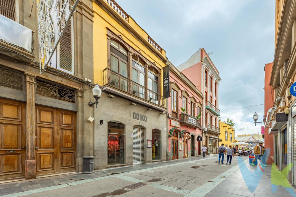 APTO PARA RIC. Oportunidad única para inversores! Gran potencial de Rentabilidad!. En plena Calle Mayor de Triana, la zona comercial y residencial más emblemática de la ciudad, y con una ubicación estratégica, nos encontramos este magnífico edificio, con dos fachadas de lujo, Calle Mayor de Triana y Calle Francisco Gourié. . Con un local en funcionamiento y rentando completamente restaurado con 313 m2 y un proyecto de 4 viviendas pendiente de ejecución, con 515 m2, para desarrollarlo a tu medida. Distribución actual:. PLANTA BAJA           LOCAL.-     312,71 m2. PLANTA PRIMERA    VIV 1A .-      75,36 m2.                                       VIV 1B.-      121,77 m2. PLANTA SEGUNDA   VIV 2A.-        79,01 m2.                                       VIV 2B.-      123,58 m2 (terraza 15,09m2). PLANTA ÁTICO          VIV 2A.-        79,01 m2. (terraza)                      VIV 2B.-      123,58 m2. Ubicado en un edificio de principios de Siglo XX, completamente rehabilitado, en disposición totalmente diáfana, con una arquitectura actualizada y excelentes materiales, está distribuido con muy buen criterio en dos plantas y a cuatro alturas, que se entrelazan en una escalera central. Tiene unas características especiales que lo hacen único, sus dos fachadas con grandes ventanales le aportan una buena luminosidad, y vistas al Teatro Pérez Galdós y a la Calle Mayor de Triana. Alta rentabilidad asegurada, ideal para residencial, habitacional o turístico. No dejes que se te escape esta Oportunidad! Contáctanos para más información y visitas. . 