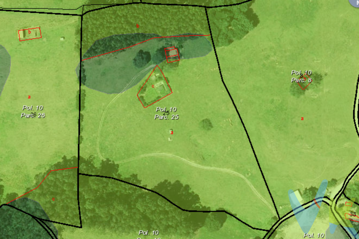  Finca rústica en Hazas de Cesto  30.520 m² con aprovechamiento forestal y acceso directoPonemos a tu disposición esta amplia finca rústica de 30.520 m², ubicada en el municipio de Hazas de Cesto (Cantabria), con una excelente orientación sur, ideal para actividades forestales, agrícolas o de conservación natural.Actualmente cuenta con una plantación de eucaliptos maderables, que aporta valor tanto en términos de explotación como de sostenibilidad ambiental.El terreno está clasificado como suelo rústico de especial protección, por lo que admite usos vinculados al medio natural: forestales, ganaderos, agrícolas, de conservación, u otros compatibles con la normativa vigente.Cuenta con una edificación existente desde hace más de 35 años, con suministros dados de alta.No se encuentra afectada por ningún expediente de disciplina urbanística vigente.Dispone de frente a vía pública, garantizando su accesibilidad y conexión directa.La finca cumple la superficie mínima de 2.000 m² exigida por la Ley 5/2022.Ubicación y entornoSituada en una zona rural con todos los servicios cercanos, Hazas de Cesto ofrece un entorno natural de gran belleza, muy bien conectado y a poca distancia de la costa cántabra. Un enclave ideal para quienes buscan naturaleza, tranquilidad y potencial productivo o ecológico.Una propiedad versátil, con posibilidades reales de aprovechamiento. Contáctanos y te facilitamos toda la información que necesites.Gastos de notaría, registro e impuestos no incluidos en el precio. Honorarios asumidos por la parte vendedora. 