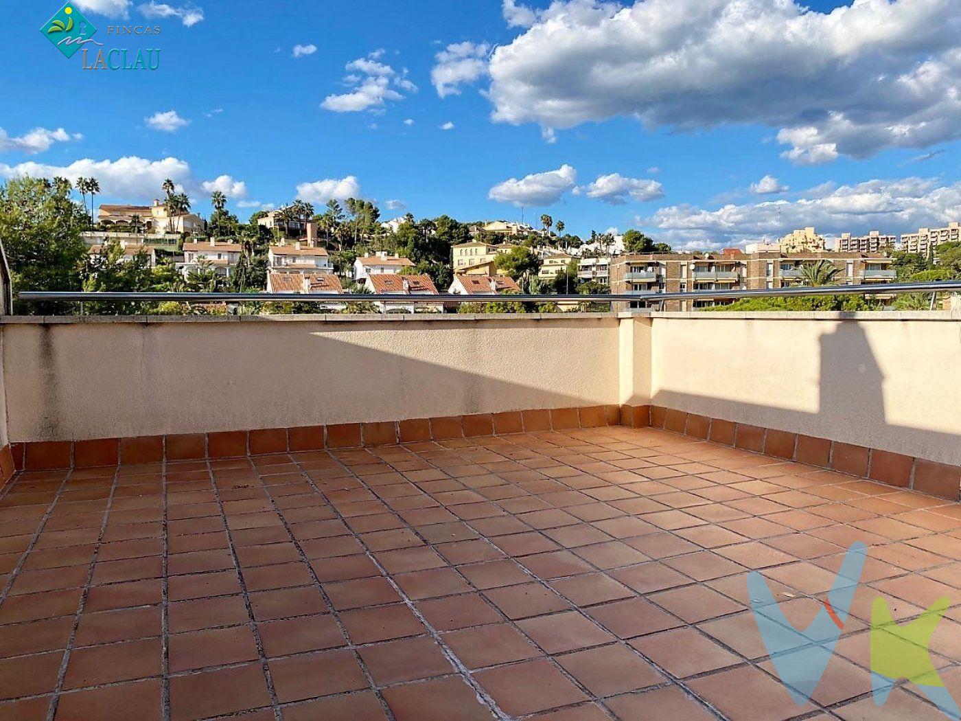 Ideal inversión, excelente oportunidad en Sitges! Ático en la zona de Vallpineda con impresionantes vistas despejadas a la urbanización, actualmente hay un contrato en vigor que finaliza en agosto 2026. La propiedad cuenta con un luminoso salón-comedor, cocina equipada con electrodomésticos, baño completo y dos dormitorios, uno doble y otro individual, ambos con armarios empotrados. Además, dispone de un solárium privado de 15 m² y un amplio cuarto lavadero con lavadora y secadora. . Incluye una plaza de parking adecuada para coche grande, motos y bicicletas. . Aire acondiconado en pasillo distribuidor y calefacción de gas por radiadores. La finca dispone de ascensor. La finca, de pocos años de antigüedad, cuenta con ascensor y acceso a la piscina comunitaria de Vallpineda. ¡No pierdas la oportunidad de visitarlo y descubrir todo lo que ofrece!.  . El precio no incluye impuestos ni gastos de compraventa. En viviendas de segunda mano debe añadirse el ITP correspondiente, y en obra nueva, el IVA y AJD. También deben contemplarse los gastos de notaria y registro. REF.09578RM.  . 