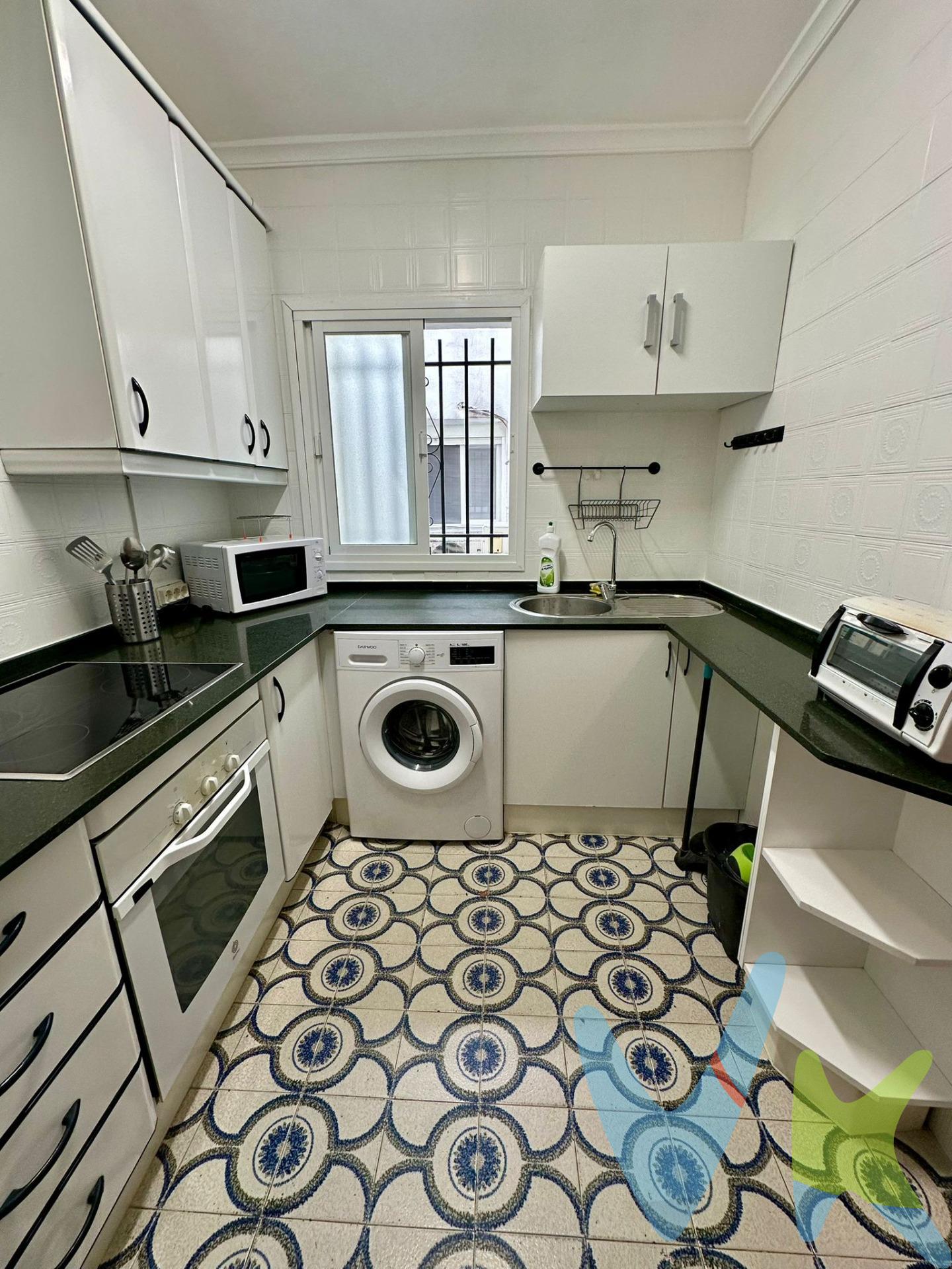 ¡Oportunidad única! 🏡 Te presentamos este encantador piso en venta, ubicado en el corazón de Puerto Real. Este elegante inmueble cuenta con tres amplias habitaciones 🌟 que ofrecen confort y luminosidad, ideal para familias o como inversión. Disfruta de un baño completo 🚿 bien distribuido y una cocina funcional 🍽️ perfecta para tus creaciones culinarias. El acogedor salón es el lugar perfecto para relajarte después de un largo día, mientras que el balcón ☀️ te brinda la oportunidad de disfrutar del aire fresco y las vistas del centro urbano. Este piso se encuentra a pocos pasos de todos los servicios necesarios: comercios 🛍️, restaurantes 🍴y transporte público 🚉; lo que facilita tu día a día sin necesidad de desplazamientos largos. Además, contarás con ascensor 🛗en el edificio lo cual añade comodidad al acceso diario. No pierdas esta excelente oportunidad ✨de adquirir una propiedad tan céntrica donde podrás disfrutar tanto la tranquilidad del hogar como la vitalidad urbana. Por mandato expreso del propietario, comercializamos este inmueble en exclusiva, lo que le garantiza el acceso a toda la información, a un servicio de calidad, un trato fácil, sencillo y sin interferencias de terceros. Por este motivo, se ruega no molestar al propietario, a los ocupantes de la propiedad o a los vecinos. Muchas gracias por su comprensión. De acuerdo con lo previsto en el Decreto 218/2005, de 11 de octubre, se informa al cliente que los Gastos Notariales, Registrales, impuesto de transmisiones (ITP), Honorarios de intermediación, Gastos financieros, y otros gastos inherentes a la compraventa no están incluidos en el precio. 