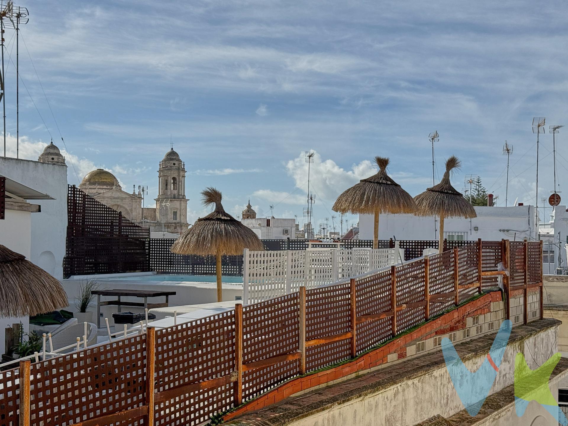 Te presentamos una excepcional propiedad en la ciudad de Cádiz, ubicada en la zona Canalejas y a solo unos minutos del encantador Puerto. Este amplio piso cuenta con una superficie construida de 135 m²construidos y útil de 114 m², ideal para disfrutar del espacio que mereces. Esta vivienda semireformada ofrece tres habitaciones dobles y una sencilla, además de dos baños completos y un aseo adicional. La orientación este garantiza luminosidad durante gran parte del día gracias a sus vistas despejadas; no hay edificios altos frente a ella que obstruyan el sol. El salón es generoso (22 m²) e invita a momentos agradables en familia o amigos, mientras que la cocina también espaciosa (13 m²) está lista para ser transformada según tus gustos personales. Adicionalmente se encuentra cerca del aparcamiento público Canalejas facilitando así tu movilidad por la ciudad sin complicaciones adicionales ni problemas para encontrar estacionamiento debido al doble acceso desde los transportes públicos cercanos como autobuses y trenes locales. Facilidades como puerta blindada añaden seguridad extra mientras disfrutas tranquilamente las comodidades ofrecidas: colegios renombrados y centros comerciales están justo alrededor lo cual convierte su ubicación privilegiada. Su patio privativo tiene apariencia de terraza puede albergar mesa donde tomar el sol. Haz realidad tu sueño hoy mismo!. * Gastos de compraventa no incluidos en el precio. Infórmese sin compromiso. Si le interesa esta vivienda pero necesita vender antes de comprar, le ofrecemos valoración gratuita de su propiedad y le ayudamos a encontrar un comprador. *Periodo de validez del anuncio hasta el 31 de Diciembre de 2026.  . 