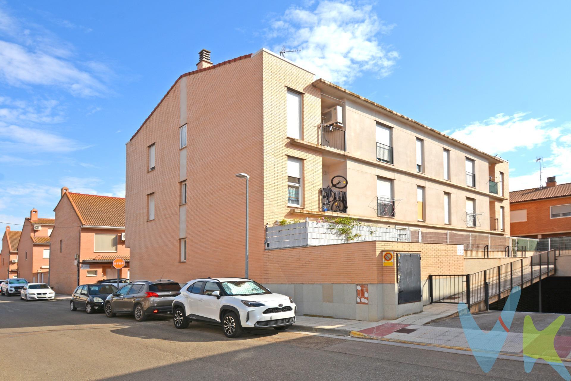 PISO CON GARAJE EN VENTA EN EL BURGO DE EBRO - C/ ARMANDO ROMERO BLASCO. ¿Buscas un piso en el Burgo de Ebro luminoso, bien ubicado y listo para adaptarlo a tu estilo? ¡Lo has encontrado! 👇. ✨ Lo que te va a gustar:. ☀️ Exterior y  luminoso: Luz natural todo el día. 🛋️ Salón espacioso (20 m²): Con balcón a la calle, ideal para tu zona de relax. 🛏️ 2 dormitorios amplios: Espacio para descansar, teletrabajar o lo que necesites. 🍳 Cocina independiente con galería: Práctica y funcional. 🚗 ¡Garaje incluido! Plaza amplia para coche grande en la misma finca. 🏡 Calidades:. Suelos gres, ventanas aluminio Climalit y puertas de madera de haya. Agua caliente con termo eléctrico y calefacción con radiadores eléctricos. 📍 Ubicación inmejorable:. En una zona tranquila y muy bien comunicada, con todos los servicios a un paso y justo al lado del Espacio "El Faro" y el centro multiusos "Cemube". 📞 ¿Quieres venir a verlo?. Te ofrecemos asesoramiento financiero sin compromiso. BUSCAMOS SOLUCIONES🏡,. ENCONTRAMOS HOGARES💙. IMPORTANTE: El precio no incluye impuestos, gastos de notaría, registro ni honorarios de intermediación. Este anuncio tiene carácter informativo y no es contractual. Puede estar sujeto a errores o modificaciones. . 