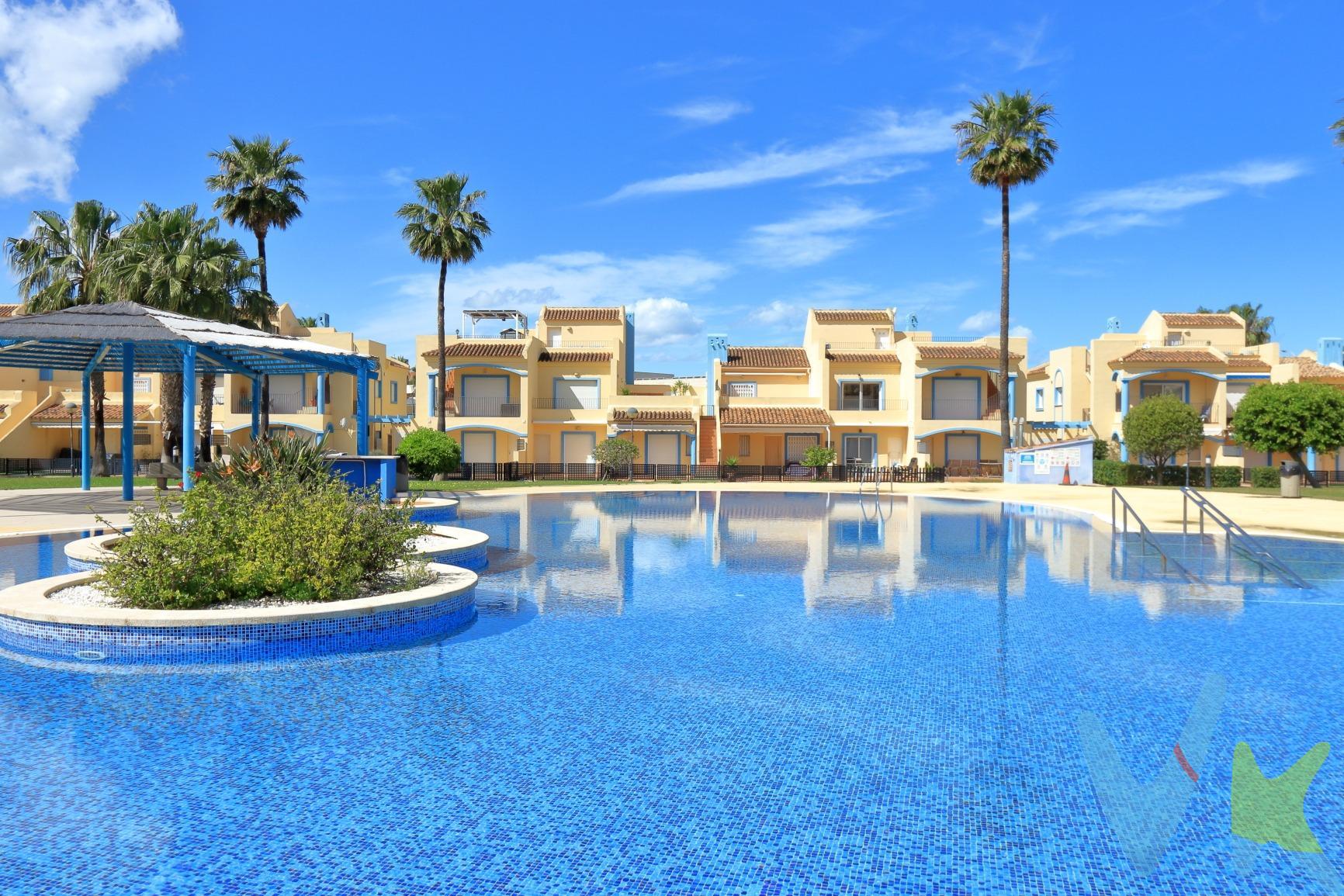 🏡 Bajo en venta en El Verger - Alicante. ✨ Lo que lo hace único:. 1. Bajo de esquina con amplio jardín,  proporcionando un espacio exterior excepcional para relajarse, reunirse o dejar que los niños jueguen con total seguridad. 2. Gran Urbanización con piscina de adultos, piscina infantil, extensa zona verde, parque infantil y pista de pádel. 3.Trastero y garaje incluido en el precio. 4. Ubicación: junto al Polideportivo Tonus. 5. Población tranquila y a tan sólo 5 min. de Denia. 🔑 Distribución:. 3 habitaciones dobles. 2 baños completos. Cocina independiente. Salón con acceso directo al jardín. . 📞 ¡No dejes pasar esta oportunidad y agenda tu visita!. . El comprador tendrá un coste adicional correspondiente al servicio de gestión, asesoramiento y acompañamiento en todo el proceso de compra. Dicho importe, el mobiliario, la decoración y los impuestos no están incluidos en el precio publicado. . . . 