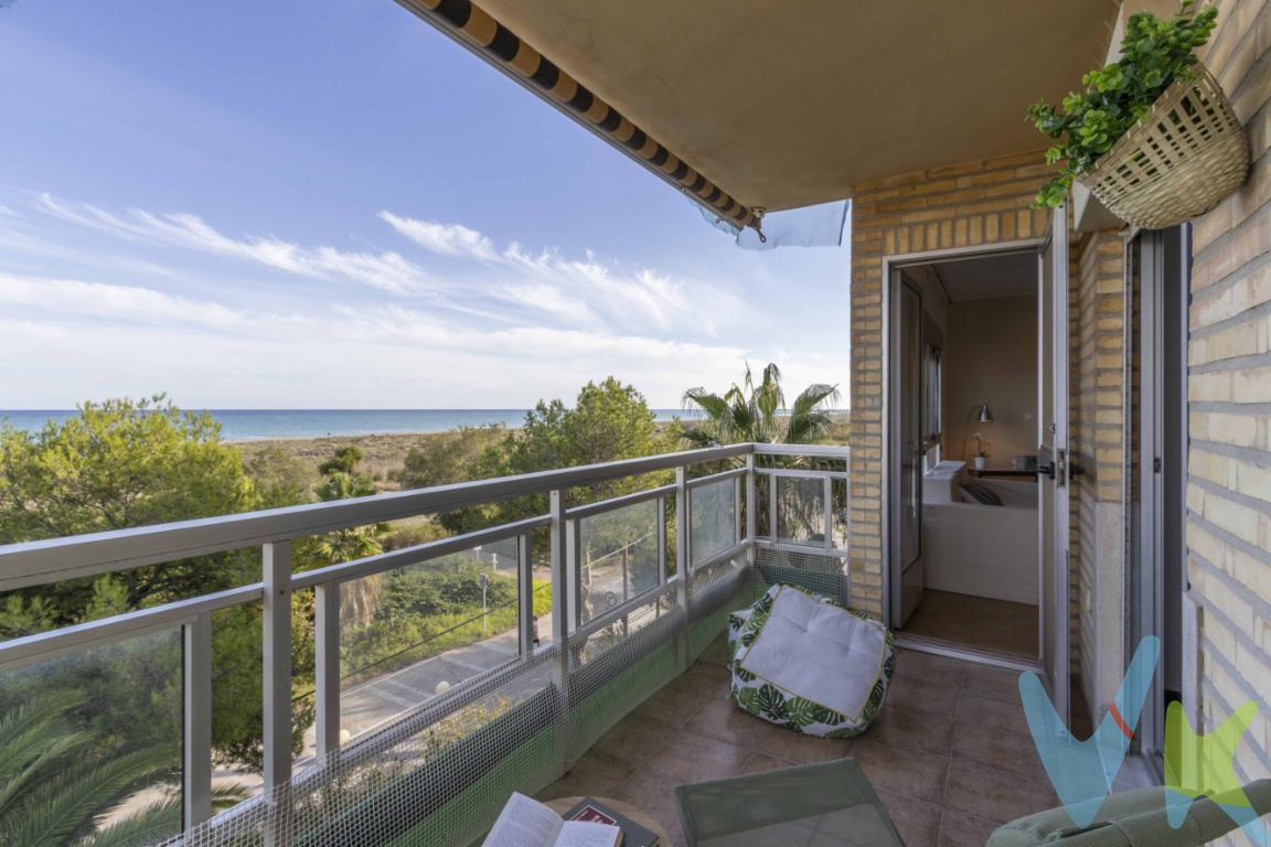Magnífico piso en primera línea de playa, ubicado en la exclusiva zona de  Almarda, Sagunto-Sagunt. Con impresionantes vistas al mar Mediterráneo y orientación norte y este, esta propiedad ofrece 95 m² construidos y útiles, diseñados para disfrutar de la luz natural y la brisa marina.Dispone de:Amplio salón-comedor con vistas despejadas.Tres habitaciones luminosas.Cocina equipada con excelentes acabados.Terraza privada, ideal para relajarse o disfrutar del entorno.Una plaza de garaje privadas, un valor añadido único en la zona, posibilidad de una segunda plaza..El edificio, construido en 1969, cuenta con ascensor y está rodeado de zonas ajardinadas, creando un entorno tranquilo y familiar.Ubicación:  Almarda es una de las áreas más demandadas de Sagunto-Sagunt, gracias a su proximidad a las playas, su tranquilidad y la cercanía a servicios como supermercados, colegios y restaurantes. Además, goza de excelentes conexiones por carretera.¿Es el hogar que buscas? Contacta con nosotros para más información o para agendar una visita. ¡No pierdas la oportunidad de vivir junto al mar! 