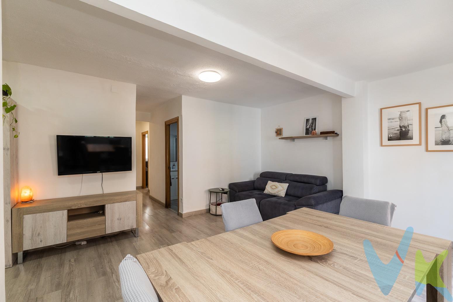 Esta encantadora vivienda en segunda altura, ubicada en una finca de 1965 sin ascensor, ofrece una excelente oportunidad para vivir en una zona bien comunicada y llena de servicios. Situada a pocos metros de Camino de Moncada y Nueva Benicalap, tendrás a tu alcance todo lo que necesitas: transporte, comercios, colegios y más, facilitando tu día a día en la ciudad. La vivienda ha sido completamente reformada, lo que la hace moderna y lista para entrar a vivir. Cuenta con un luminoso salón comedor que tiene acceso a un balcón, perfecto para disfrutar del aire libre y las vistas, además de contar con un split de aire acondicionado para mantenerte cómodo en cualquier estación. Dispone de tres dormitorios: uno principal y dos simples, ideales para familia, invitados o para aprovechar como oficina o espacio adicional. El cuarto de baño, con plato de ducha, ofrece un servicio completo para la vivienda. La cocina, también reformada, está equipada con todos los electrodomésticos nuevos y aún en garantía, lista para preparar tus mejores recetas. Lo mejor de todo es que la vivienda se entrega completamente amueblada, por lo que está lista para que puedas mudarte y comenzar a disfrutar de la ciudad sin preocuparte por nada. ¡Una oportunidad perfecta para vivir en un hogar cómodo, moderno y bien ubicado!
