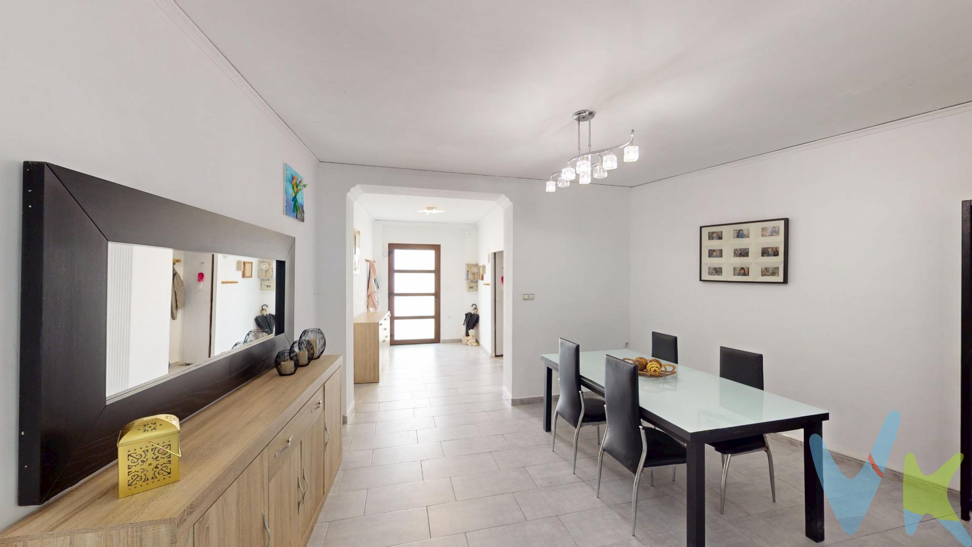 ¿Te imaginas despertando cada mañana con una brisa suave y el aroma del Mediterráneo? Esta casa en el centro de Oliva no es solo un lugar donde vivir; es ese hogar cálido y seguro donde ver crecer a los tuyos y crear recuerdos inolvidables. Una casa diseñada para fluir:. La distribución de esta vivienda ha sido pensada para maximizar cada metro. Al entrar, te recibe un espacioso recibidor que conecta con una zona de estar abierta y luminosa. Disfrutarás de un salón cómodo pensado para las tardes de cine en familia, que se integra perfectamente con un comedor central donde compartir las mejores sobremesas. Además, la planta baja incluye una zona de cocina y comedor independiente con estilo moderno, ideal para quienes aman cocinar mientras charlan rodeados de los suyos. Aquí te espera la calidad de vida que mereces:. Tu espacio, tu ritmo: Con tres habitaciones dobles amplias y luminosas, cada miembro tendrá su propio rincón de paz. Los tres baños completos hacen que la vida diaria sea siempre fluida, sin esperas y con total confort para ti y tus visitas. Momentos bajo el sol: La salida a la espectacular terraza será tu momento favorito del día. Prepara un café, siente la brisa de la montaña y admira las vistas desde tu refugio privado. Es el escenario perfecto para los momentos al aire libre. Tranquilidad absoluta: Gracias a su acceso privado compartido, podrás disfrutar de un entorno sosegado y seguro, con la libertad de ver a tus hijos o mascotas jugar sin preocupaciones. Vida moderna: La vivienda destaca por su diseño funcional y abierto, con acabados contemporáneos que invitan a la calma, todo ello a solo 3 km de unas playas que te robarán el corazón. ¿Listo para descubrir tu próxima oportunidad?. No esperes a que otros lo hagan. Contáctanos hoy mismo para concertar una visita. NOTA INFORMATIVA: Impuestos y gastos no incluidos en el P.V.P. El ITP general es del 10% (consultar posibles reducciones según comprador). Los gastos de Notaría y Registro rondan los 1.500€, variando según el importe y la escritura. Honorarios de agencia no incluidos. La agencia actúa como intermediaria. Toda operación queda sujeta a la aprobación final del propietario y a la firma del contrato. La oferta está sujeta a errores, cambios de precio, disponibilidad, omisión y/o retirada del mercado sin previo aviso / Muebles y contenidos según acuerdo personalizado y no según las fotos de la presentación. Por mandato expreso del propietario, comercializamos este inmueble en exclusiva, lo que le garantiza el acceso a toda la información, a un servicio de calidad, un trato fácil, sencillo y sin interferencias de terceros.  Por este motivo, se ruega no molestar al propietario, a los ocupantes de la propiedad o a los vecinos. Muchas gracias por su comprensión. Si usted es agente inmobiliario y tiene un cliente para este inmueble, llámenos: estaremos encantados de colaborar.