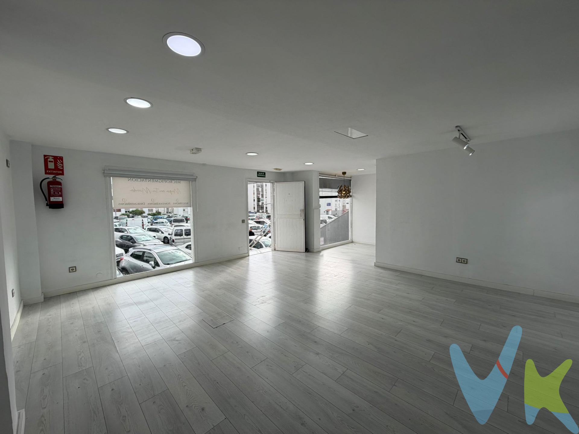 Se vende local comercial, ideal para despacho profesional, aunque también apto para tienda. Está ubicado en una zona muy céntrica, junto al supermercado SPAR de la Plaza del Hierro, garantizando gran visibilidad y fácil acceso para clientes. El local cuenta con una superficie de 76 m², dispone de un amplio escaparate que permite excelente visibilidad desde la calle y se encuentra en muy buenas condiciones. Cuenta con dos entradas: una para clientes y otra de uso exclusivo para el personal. Este local representa una excelente oportunidad para profesionales o emprendedores que buscan una ubicación céntrica y bien comunicada en la ciudad. Gastos e impuestos no incluidos en el precio. La compra conlleva impuestos y gastos de formalización. Base imponible: el mayor entre precio de compraventa y valor de referencia catastral. Orientativo: 2ª mano ITP 6,5% + notaría/registro aprox. 0,3%–0,8% (aranceles variables según precio, nº de copias y complejidad). Si hay hipoteca: tasación y costes bancarios. Entregaremos una estimación detallada para la propiedad teniendo en cuenta las circunstancias concretas del comprador. Anuncio sujeto a errores, cambios de precio, omisión y/o retirada del mercado sin aviso previo.