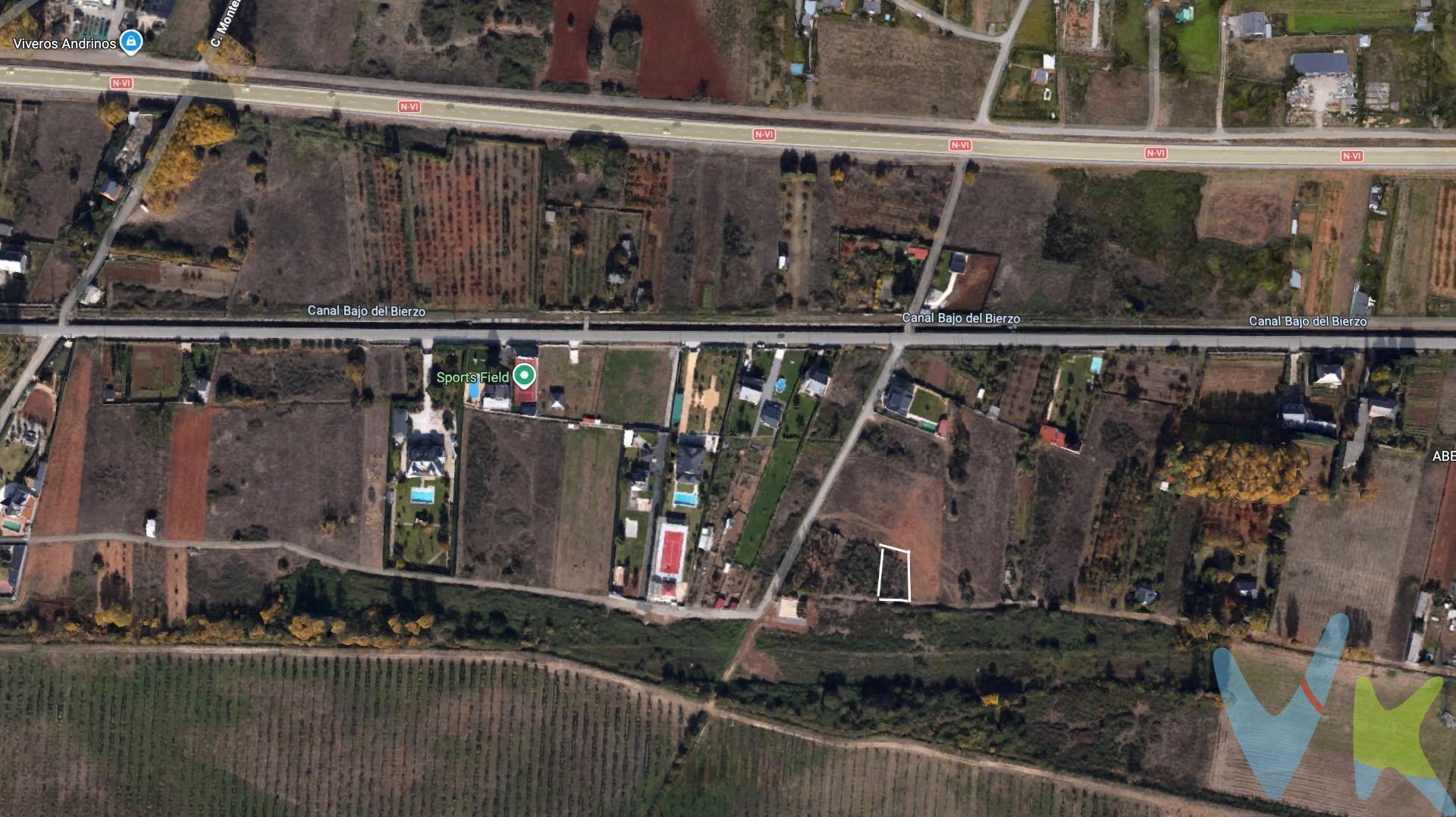 Terreno rústico en la localidad de Camponaraya, específicamente en la zona conocida como Las Chanas. Este terreno rural se ofrece a un atractivo precio de venta y presenta amplias posibilidades para aquellos interesados en desarrollar proyectos agrícolas o simplemente disfrutar del entorno natural que lo rodea. Con una superficie de 220m2, el espacio está destinado al uso agrícola con potencial para labranza bajo regadío. Su ubicación privilegiada a escasos metros de la N-VI y cerca del Canal Bajo del Bierzo facilita el acceso y garantiza recursos hídricos abundantes, ideales para cualquier actividad agraria o recreativa que desees emprender. Aprovecha esta ocasión única y establece tu propio oasis rural.