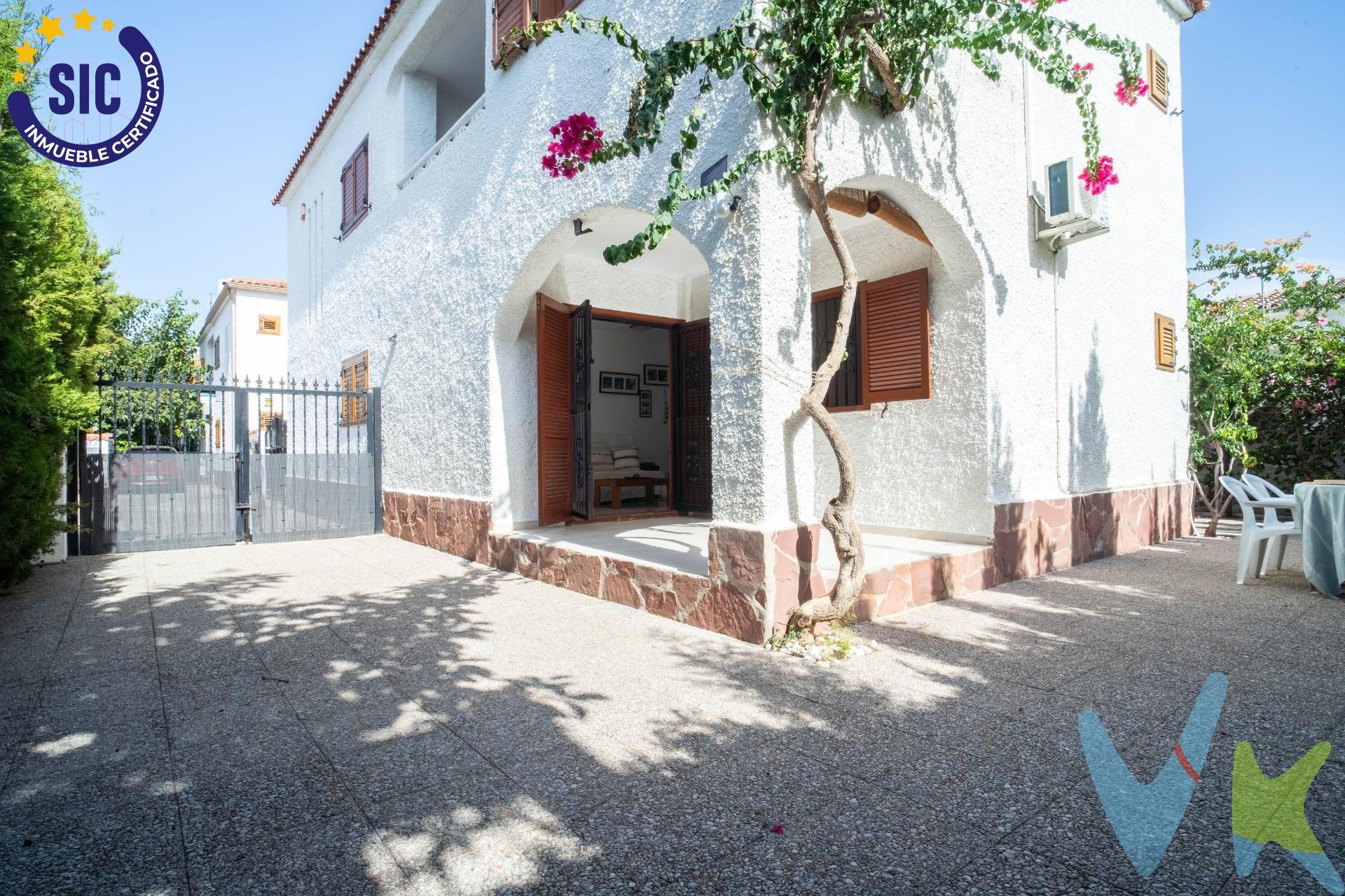 Descubre este encantador adosado esquinero ubicado en Oropesa del Mar, en una zona privilegiada entre la hermosa playa Morro de Gos y el pintoresco centro del pueblo. Esta propiedad cuenta con una superficie construida de vivienda de 90 m² que ofrece comodidad y funcionalidad. Esta distribuida en dos plantas, en la primera encontramos, salón comedor, cocina independiente, aseo y un pequeño trastero en el hueco de la escalera. En la segunda planta tenemos tres habitaciones dobles una de ellas con salida a una terraza y las tres con armarios empotrados, además de un baño completo que da servicio a esa planta. Entre los atractivos extras se encuentran su zona privada destinada al aparcamiento e íntima terraza perfecta para disfrutar reuniones o momentos relajantes al aire libre; además tiene chimenea lo cual le otorga calidez durante las temporadas más frescas del año. Sin duda alguna, esta vivienda representa una excelente opción tanto como segunda residencia vacacional como lugar permanente donde vivir todo el año. Los metros útiles son aproximados. Este inmueble es en exclusiva, con lo que le facilitamos cualquier información sobre la vivienda. Por este motivo, solicitamos no molesten al propietario, ocupantes de la propiedad, vecinos. . Muchas gracias por su comprensión. El precio indicado puede sufrir variaciones. En todos los casos los precios expuestos son más impuestos y gastos derivados de la transmisión del inmueble . La operación esta sujeta al Impuesto de Transmisiones Patrimoniales (ITP), cuyo tipo general es del 9%, gastos de Notaría, Registro de la Propiedad y en su caso, gestoría.
