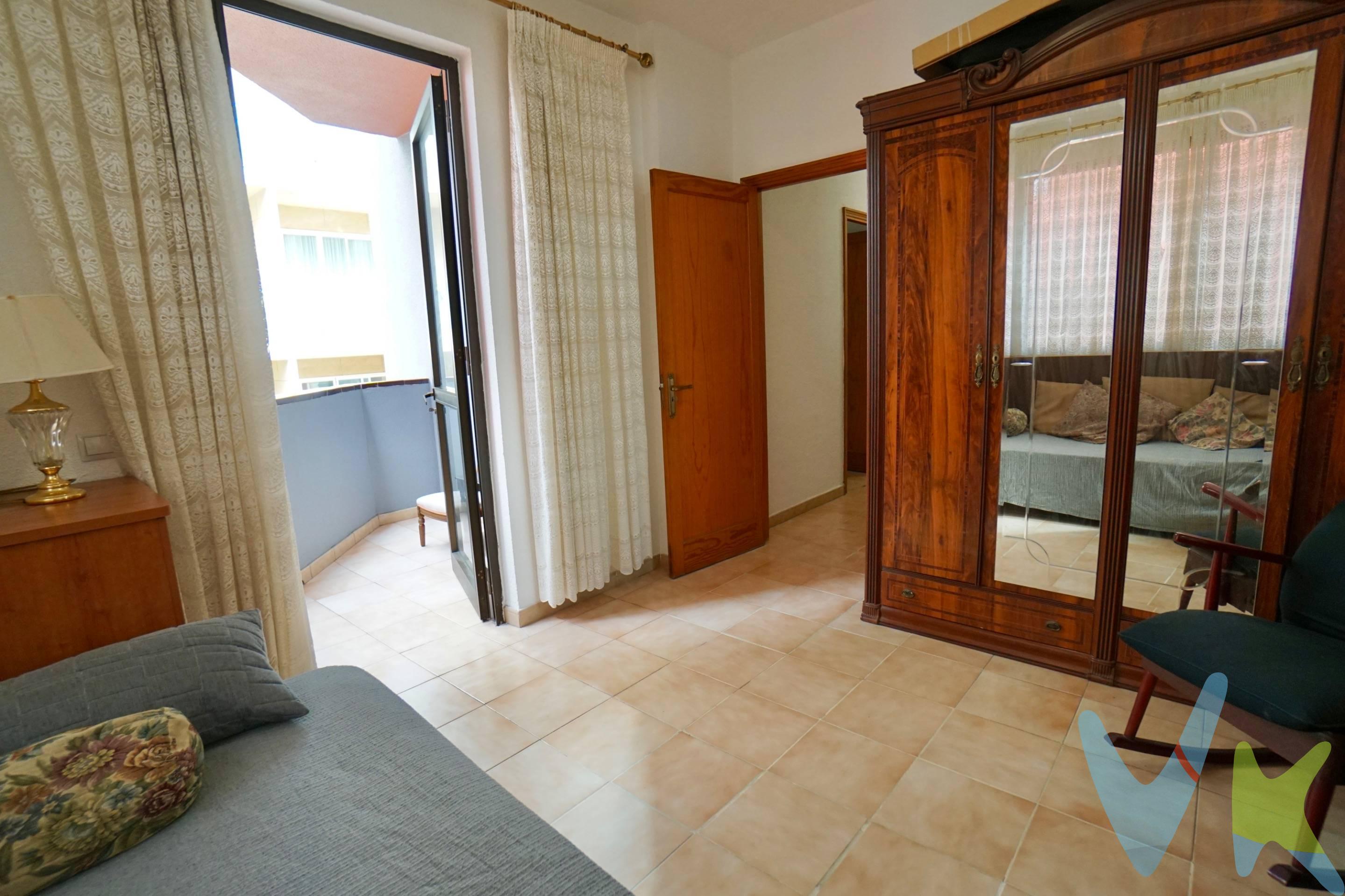 ¡SE VENDE CÉNTRICO PISO CON GARAJE INCLUIDO, EN LA PLAYA DE LAS CANTERAS!. Ubicado en pleno corazón de Las Palmas de Gran Canaria, este magnífico piso se encuentra a tan solo 50 metros de la mejor zona de la emblemática Playa de Las Canteras, considerada una de las mejores playas urbanas de Europa. En solo 40 segundos caminando estarás disfrutando de su rubia arena, de sus aguas cristalinas y su excepcional entorno natural. La zona ofrece un equilibrio perfecto entre vida urbana y calidad de vida. El Paseo de Las Canteras, siempre animado, combina belleza natural, ambiente cosmopolita y una rica oferta cultural. Todo ello en un entorno privilegiado y con un clima templado durante todo el año. Servicios en la zonza: supermercados, restaurantes, farmacias, transporte público, colegios y una amplia variedad de comercios y zonas de ocio, lo que hace de esta ubicación un referente del estilo de vida en Canarias. Está distribuida de la siguiente manera, con acceso para personas de movilidad reducida desde la calle: .  *3 habitaciones exteriores, luminosas, dos de ellas con acceso a balcón con vistas laterales al mar.  *2 baños completos, funcionales y bien distribuidos.  *Salón/comedor acogedor, ideal para el descanso o recibir visitas también con balcón y vistas laterales al mar.  *Cocina independiente, totalmente equipada.  *Solana, amplia y con acceso a un gran patio de luces muy luminoso y ventilado.  Preciso comentar también que nada más entrar a la vivienda hay una zona con ropero empotrado con gran capacidad de almacenaje.  *La propiedad consta también con garaje incluído en el precio. Los gastos derivados de la compra venta no están incluidos en el precio. 