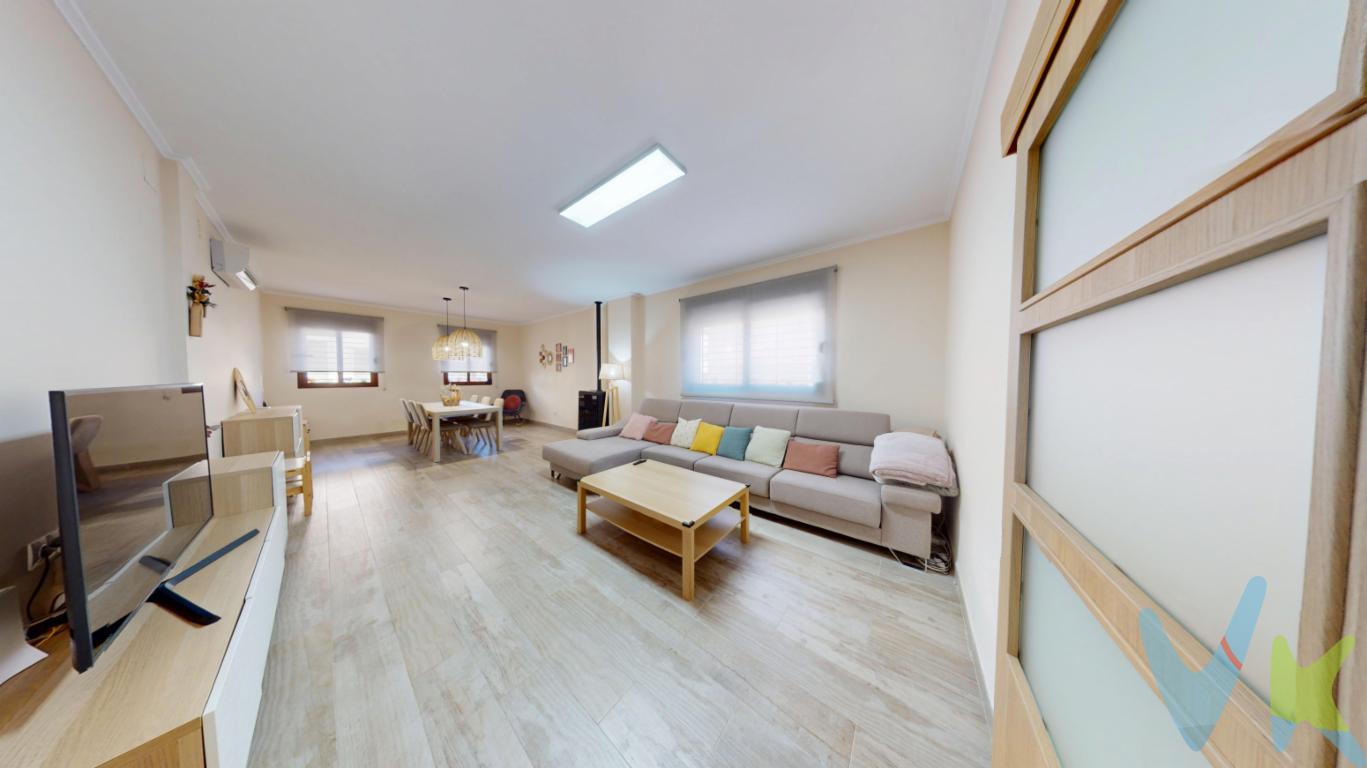 Este es un hogar pensado para disfrutar de mucho espacio y vivir con la tranquilidad de un puebloLa casa, reformada hace solo seis años, combina modernidad y comodidad en cada detalle. En la planta baja, los espacios fluyen de forma natural: una zona de día amplia y luminosa donde el salón y la cocina crean un ambiente perfecto para la vida en familia. En esta planta cuenta además con un amplio baño y una habitación auxiliar. Esta planta tiene acceso directo a un patio donde se encuentra el garaje  cubierto. Subes a la primera planta  y encuentras tres habitaciones, una de ellas destinada a vestidor, todas con luz natural y espacio suficiente para que cada miembro de la familia tenga su propio rincón. En esta planta hay también un segundo baño, diseñado con acabados modernos y funcionales y una espacio diáfano de más de 25 metros que puedes utilizarlo como sala de juegos, gimnasio o cualquier utilidad que quieras darle. Desde esta sala, se accede a  una terraza y a la última planta en donde dispones de espacio extra, una cambra de más de 50 metros cuadrados, ideal para almacenaje o para convertirla en ese proyecto que llevas tiempo imaginando.Vivir en Rafelguaraf es sinónimo de tranquilidad, pero con todo lo que necesitas a tu alcance. Colegios, comercios y zonas verdes están cerca, haciendo de este pueblo el lugar ideal para una familia que busca calidad de vida sin perder la conexión con Alzira o Xátiva, además de  encontrarse a pocos minutos de la estación del tren de La Pobla Llarga o Manuel- Enova con conexión a Valencia. Si buscas un hogar espacioso, bien distribuido y listo para entrar a vivir, esta es tu oportunidad. Llámanos y ven a descubrirlo.No dejes pasar esta oportunidad de vivir en un entorno tranquilo con todas las comodidades. Agencia Registrada con el Nº 89 en el Registro Obligatorio de Agentes Inmobiliarios de la Comunitat Valenciana. Puede consultar en la web de la GVA:https://habitatge.gva.es/es/registres-en-materia-habitatgeLa oferta está sujeta a cambios de precio o retirada del mercado sin previo aviso. Este anuncio en su conjunto, incluyendo textos, fotos, imágenes o cualquier otro contenido del mismo, no es vinculante dado que la información es ofrecida por terceros y puede contener errores. Se muestra a título informativo y no contractual. El precio no incluye lo siguiente: Honorarios de la agencia inmobiliaria, impuestos (IVA, ITP) y otros gastos de la Compraventa (notaria, gestoría y registro). Por mandato expreso del propietario, comercializamos este inmueble en exclusiva, lo que le garantiza el acceso a toda la información, a un servicio de calidad, un trato fácil, sencillo y sin interferencias de terceros. Por este motivo, se ruega no molestar a los propietarios, a los ocupantes de la propiedad o a los vecinos. Muchas gracias por su comprensión. Si usted es agente inmobiliario y tiene un cliente para este inmueble, llámenos: estaremos encantados de colaborar.