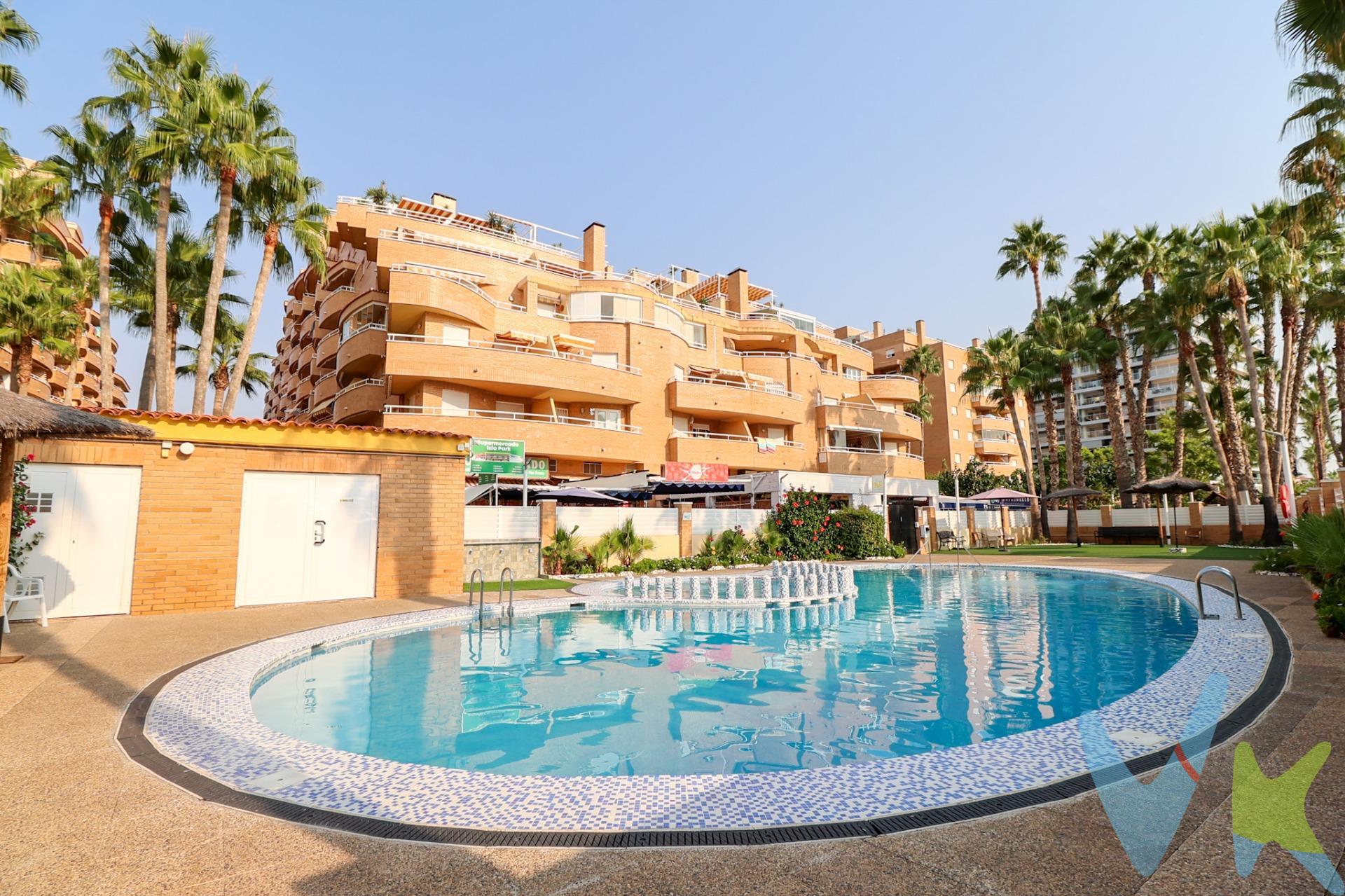 Te presentamos el apartamento perfecto para tus vacaciones en la playa. Se trata una vivienda en un residencial en primera línea de playa, justo delante de los jardines de Magic World y al lado de la zona hotelera, con todos los servicios a su alrededor para garantizarle una mayor comodidad. La vivienda esta distribuida en dos habitaciones dobles con armarios empotrados, dos baños completos, ambos con bañera, cocina independiente  totalmente equipada y salón comedor con salida a una agradable terraza donde podrá relajarse viendo el mar a cualquier hora del día gracias a su orientación norte. Además cuenta con una cómoda plaza de parking en superficie, un amplio trastero, piscina comunitaria y zonas infantiles para el disfrute de todos. Una gran OPORTUNIDAD, no le dejes escapar!!!!!!!. A pie de playa, Marina d'Or – Ciudad de Vacaciones, y dentro sus 500.000 metros cuadrados de zonas verdes y ajardinadas, ofrece 24.000 metros cuadrados de césped natural en primera línea, ideales para tus vacaciones con niños y una alternativa perfecta al resto de playas de arena del complejo. Esta zona verde, está equipada con kioscos de playa, zona náutica y jardines, hacen las delicias de niños y mayores. Las playas Morro de Gos y Amplàries, conforman la línea de costa de Marina d'Or Ciudad de Vacaciones y están equipadas, en la época estival, de puesto de Cruz Roja y categoría de playa accesible. Su calidad de servicios queda certificada con la ISO 14001 y Q de Qualitur. Los metros útiles son aproximados. Este inmueble es en exclusiva, con lo que le facilitamos cualquier información sobre la vivienda. Por este motivo, solicitamos no molesten al propietario, ocupantes de la propiedad, vecinos o conserje de la comunidad. . Muchas gracias por su comprensión. El precio indicado puede sufrir variaciones. En todos los casos los precios expuestos son más impuestos y gastos derivados de la transmisión del inmueble. 