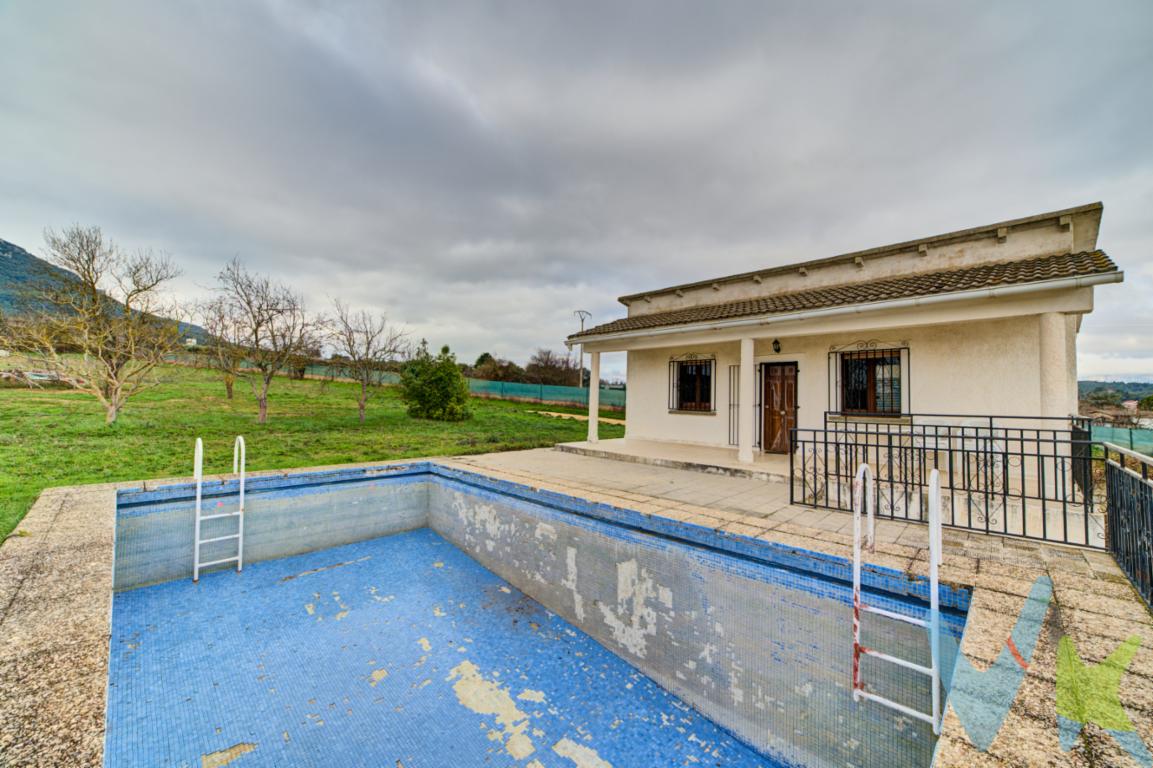 En Estella, a apenas 300 metros del área 99 se encuentra esta increíble finca de recreo. Sino la única, es una de las pocas fincas que cuentan con agua corriente y electricidad, además tanto la casa como la piscina estan registradas.Además del agua corriente tiene dos magníficos pozos perfectos para llenar y regar, si hace falta, esta gran finca de unos 7000 metros.La casa en su parte de arriba cuenta con un amplio salón-comedor y una cocina con todo lo necesario para para preparar comidas o cenas para disfrutar con amigos y familia, y cuando el tiempo acompañe podemos disfrutar de la barbacoa y la piscina además de su inmenso jardín.En la parte de abajo tiene una bajera de unos 20 metros que podrás acondicionar a tu gusto.Debido a su gran tamaño tienes infinidad de posibilidades de disfrutarla, con arboles frutales, haciendo una huerta, incluso tiene un pequeño campo de fútbol.Es la finca perfecta para reunirnos y disfrutar con nuestros seres queridos.Seguro que he despertado tu interés, pues llámame y vamos a verla, no te arrepentirás. 