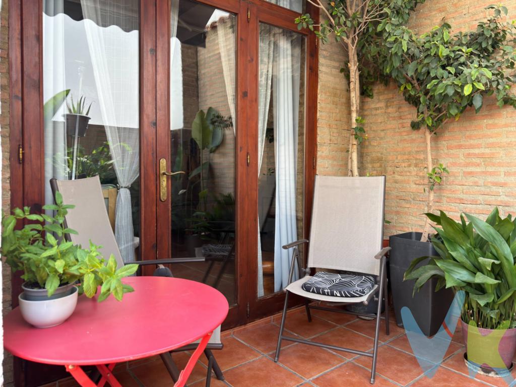 🏡 Encantadora vivienda reformada con terraza en El Botànic 🌿. Te presentamos esta preciosa vivienda en el corazón del carismático barrio de El Botànic. Con 89 m² construidos y una reforma integral de estilo contemporáneo, esta casa combina a la perfección el encanto de lo antiguo con las comodidades modernas ✨. 📍 Ubicada en una primera planta (sin ascensor) de una finca de principios del siglo XX, conserva techos altos y vigas de madera vistas que aportan calidez y carácter en cada estancia. 🛏️ 3 dormitorios (uno con aseo en suite). 🛁 1 baño completo adicional. 🛋️ Amplio salón-comedor con salida a una terraza privada 🌞. 🍳 Cocina independiente totalmente equipada. ✅ Ventanas Climalit. ✅ Aire acondicionado. ✅ Suelo de tarima flotante. ✅ Acabados de alta calidad. 🌟 Situada a un paso del Jardín Botánico, del centro histórico y rodeada de todos los servicios, esta propiedad es una joya en una de las zonas más auténticas de Valencia. 📌 Importante:. La oferta puede estar sujeta a cambios de precio o retirada sin previo aviso. La información es orientativa y no contractual. 💼 El precio no incluye honorarios de agencia, impuestos (IVA, ITP), ni gastos de notaría, registro o gestoría. 🔐 Inmueble en exclusiva, para garantizarte un trato profesional y personalizado. 🙏 Rogamos no molestar a propietarios, ocupantes o vecinos. 📲 ¿Tienes dudas?  Contáctanos, estaremos encantados de ayudarte  ¿eres agente con cliente interesado? Llámanos, estaremos encantados de colaborar contigo 😊. 