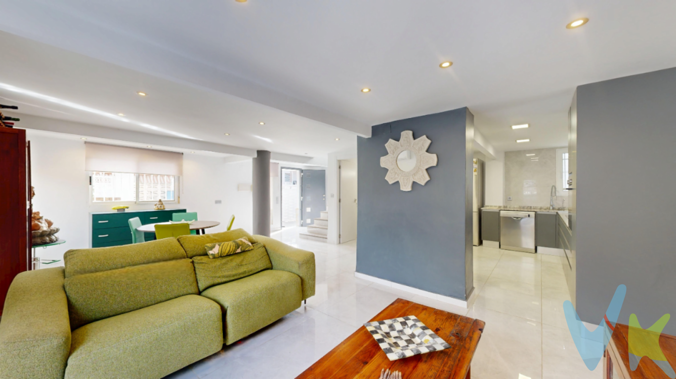 Chalet en El Vedat de Torrent, independiente, con piscina y barbacoa, para entrar a vivir  Chalet de 170m² completamente reformado en el año 2022, pensado para disfrutar al máximo del confort y la vida al aire libre, por lo que no hará falta que inviertas en actualizarlo.  Cuenta con piscina privada, un encantador porche y paellero, ideales para reuniones y momentos inolvidables con familia y amigos. Es de esos chalets que invitan a desayunar entre plantas y flores casi todos los días del año debido al buen clima Mediterraneo. Destaca su amplia terraza superior con vistas despejadas, perfecta para relajarse leyendo un libro con la brisa de fondo.  La vivienda dispone de 4 luminosas habitaciones y 2 baños completos. La cocina, abierta, se integra con el salón, creando un espacio moderno, acogedor y muy funcional. Además, incluye garaje, aportando comodidad y espacio extra para el día a día.  Y qué decir de su ubicación, en la cotizada zona de El Vedat, pulmón de Torrent, a escasos kilometros del centro de Valencia, comunicado por dos paradas de metro, a un paso de excelentes y demandados colegios, de supermercados, y todos los servicios.   Vivienda perfecta para convencer a cualquiera de que este es el lugar ideal para vivir, pasar las vacaciones de verano, la jubilación o cualquier etapa de la vida. Porque es una casa para vivir la vida que te gusta, tu oasis para saborear la vida, tele-trabajar, para ocio, en fín, esta casa cumple con todos los requisitos para ser un magnífico escenario para futuros recuerdos de una bonita familia  Si tienes que vender antes tu vivienda, llámanos y te asesoramos cómo hacerlo para además tener los mínimos gastos posibles y todas las garantías.Agencia Registrada con el nº4039 en el Registro Obligatorio de Agentes Inmobiliarios de la Comunidad Valenciana.Por mandato expreso del propietario, COMERCIALIZAMOS ESTE INMUEBLE EN EXCLUSIVA, lo que le garantiza el acceso a toda la información, a un servicio de calidad, un trato fácil, sencillo y sin interferencias de terceros. Por este motivo, se ruega NO MOLESTAR AL PROPIETARIO, a los ocupantes de la propiedad o a los vecinos. Muchas gracias por su comprensión. La oferta está sujeta a cambios de precio o retirada del mercado sin previo aviso. Este anuncio en su conjunto, incluyendo textos, fotos, imágenes o cualquier otro contenido de este, no es vinculante dado que la información es ofrecida por terceros y puede contener errores. Se muestra a título informativo y no contractual.El precio del inmueble no incluye los honorarios de la agencia que ascienden al 4%+IVA del precio final del inmueble, ni los gastos de notaría y registro de la propiedad (que están sujetos a aranceles y varían dependiendo del precio de escrituración), ni los impuestos (que en la Comunitat Valenciana varían dependiendo del precio del inmueble y de las características personales del comprador).Esta propiedad se pone a la venta con toda la documentación comprobada y en regla, por lo que ofrecemos GARANTÍAS a los compradores. 