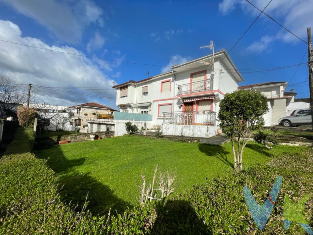 Luminosa casa pareada con terreno en Renedo de Piélagos.Con un sinfín de posibilidades, este maravilloso chalet orientado al SUR, no te dejará indiferente.La vivienda se encuentra en la capital de PIÉLAGOS,  con todos los servicios a mano pero en una zona muy TRANQUILA, a un paso de la estación de tren, colegios, farmacias, centro deportivo y todo lo necesario para el día a día.En la planta baja tenemos una sala, comedor, cocina con terraza y baño. En la primera planta nos encontramos 3 dormitorios (uno de ellos con balcón al Sur).-Además cuenta con un MARAVILLOSO JARDÍN, zona para aparcar 2 vehículos y un trastero.¡¡Con una actualización tendrás la casa que siempre has soñado!!¡¡ NO LO DUDES Y VEN A VERLA !!