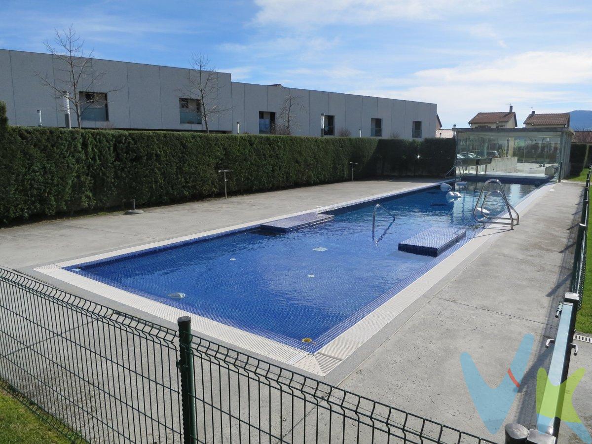 . Descubre esta espectacular vivienda ubicada en una  urbanización privada en Cizur Pueblo, un entorno privilegiado con todas las comodidades al alcance de la mano y una excelente conexión con Pamplona.  . Este elegante hogar, distribuido en dos plantas, ofrece espacios amplios, modernos y funcionales. En la planta principal, disfrutarás de un luminoso salón de gran tamaño, tres acogedoras habitaciones, dos baños completos y una cocina equipada, todo ello complementado con un magnífico jardín privado con orientación sur, perfecto para relajarse y disfrutar del aire libre.  . En la planta baja, un exclusivo patio inglés llena de luz los espacios, donde encontrarás una habitación con baño privado y un amplio salón o estudio con armarios empotrados en cada rincón, ideal como zona de trabajo o de ocio.  . La urbanización cuenta con piscina comunitaria, jardines impecables y un ambiente tranquilo y distinguido. Además, la vivienda cuenta con más de dos plazas de garaje, lo que aporta un extra de comodidad y exclusividad.  . Si buscas una estancia moderna, actual y de diseño,  esta vivienda es perfecta para ti. ¡No dejes pasar esta oportunidad única! Contáctanos para más información y visita.