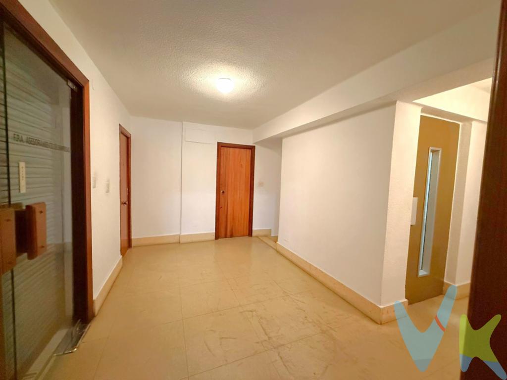  **225 m, para hacer TRASTEROS en Castellón de la Plana, Zona Centro **Ubicada en el corazón de Castellón de la Plana, en la prestigiosa zona del Centro - Hospital - Plaza del Real, esta oficina ofrece una oportunidad única para establecer su negocio, ( con limitaciones, debido a las actuales normas urbanísticas), como por ejemplo ¡¡TRASTEROS!!, tan demandados actualmente. en un entorno dinámico y céntrico. Con una superficie útil de 225 metros cuadrados y 285 metros construidos, este inmueble destaca por su amplitud y comodidad, ofreciendo un espacio generoso. Antaño era una prestigiosa gestoría y aún conserva la LICENCIA EN VIGOR, por lo que si se quiere para ejercer la misma actividad, no sería problema.Situada en la segunda planta de un edificio histórico, construido en 1965, la oficina goza de una presencia distinguida que combina la elegancia de antaño. El ascensor facilita el acceso, garantizando comodidad para usted y sus clientes. El edificio ha sido cuidadosamente mantenido, y su ubicación estratégica en una de las zonas más solicitadas de la ciudad.La zona Centro - Hospital - Plaza del Real es reconocida por su animada actividad comercial y excelente conectividad. Con una amplia variedad de servicios a su alrededor, como restaurantes, tiendas y bancos, así como acceso rápido a transporte público, esta ubicación facilita la vida cotidiana tanto a empleados como a clientes.Además, la cercanía a instituciones importantes en la ciudad significa que estará siempre al corazón de las actividades económicas y culturales, lo que representa una ventaja significativa .No deje pasar la ocasión de visitar este magnífico espacio. Concertar una visita es sencillo y estaremos encantados de mostrarle esta oficina.Agencia Registrada con el número 1.399 en el Registro Obligatorio de Agentes Inmobiliarios de la Comunidad Valenciana. Puede consultar en la web de la GVA. Gastos e impuestos no incluidos en el precio. A título orientativo, en segundas transmisiones, el comprador abonará el Impuesto sobre Transmisiones Patrimoniales (ITP), cuyo tipo general en la Comunidad Valenciana es el 10% (*) sobre la base imponible, que será el mayor valor entre precio de compraventa, tasación o valor de referencia catastral. Gastos de notaría y Registro de la Propiedad: aproximado entre 1.000 y 2.000 euros (aranceles variables según precio, número de copias y complejidad). El comprador escoge libremente notario. El vendedor asume, por ley, los gastos que le correspondan, salvo pacto contrario. Si se precisa hipoteca, tasación, condiciones y costes bancarios según entidad elegida por el comprador; así como los gastos de gestoría y cualesquiera otros inherentes a la formalización de la compraventa. De acuerdo con la ley, no se incluyen en el precio otros gastos o tributos que legalmente correspondan al comprador. Los honorarios de intermediación inmobiliaria al vendedor no incluidos en el precio. Los honorarios de intermediación inmobiliaria al comprador: 2,5 % + IVA calculados sobre el precio de venta con un mínimo de 3.000 euros + IVA(*) Consultar condiciones concretas según circunstancias personales o régimen fiscal aplicable. Puedes llamar al y te informaremos de tu caso en concreto.El consumidor tiene derecho, conforme a la normativa vigente, a disponer de información y documentación adicional relativa al inmueble y condiciones de la compraventa, accesible en la sede física de la agencia situada en Avenida Rey Don Jaime nº74, 7ºB, Castellón de la Plana. La agencia actúa exclusivamente como intermediaria en la operación. Cualquier compraventa y sus condiciones quedan sujetas en todo caso a la aceptación expresa del vendedor del inmueble y a la posterior formalización del correspondiente contrato. El presente anuncio tiene carácter meramente informativo: la información suministrada se corresponde con la disponible a la fecha de publicación, pudiendo variar en función de las circunstancias o actualizaciones legales, contractuales y fiscales. 