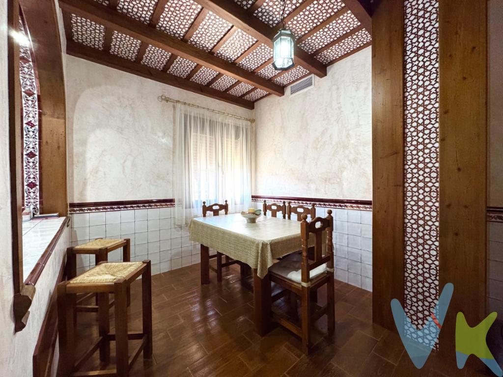 Descubra este excepcional piso de generosas dimensiones, diseñado para quienes buscan amplitud, confort y una ubicación inmejorable. La vivienda ofrece tres dormitorios muy espaciosos, todos ellos con excelente luz natural y múltiples posibilidades de uso. Dispone de dos baños completos, elegantes y funcionales.

El salón, amplio y lleno de luz, se presenta como un espacio ideal para crear distintos ambientes de descanso y convivencia. La gran cocina es otro de los grandes protagonistas: cuenta con zona de comedor, abundante capacidad de almacenaje y una estilosa barra americana, perfecta para disfrutar de reuniones informales o desayunos en familia.

Como espacios adicionales, la vivienda incluye un acogedor patio, ideal como rincón de respiro, y una espectacular azotea de gran tamaño, un privilegio que ofrece infinitas posibilidades: zona chill-out, solárium, reuniones al aire libre o simplemente un oasis privado en pleno entorno urbano.

Situado a un paso de todos los servicios esenciales —colegio, instituto, ambulatorio, supermercado, farmacia y comercios— este piso combina la tranquilidad de un hogar amplio con la comodidad de tenerlo todo cerca.

Una vivienda única por tamaño, luz y ubicación. Una oportunidad que merece ser visitada.

El precio NO INCLUYE: Honorarios de la agencia inmobiliaria, impuestos (el Impuesto de Transmisiones Patrimoniales, IVA o AJD, en su caso), otros gastos de la compraventa (gastos de registro de la Propiedad, Notaría, gestoría ni de posible financiación). Documento DIA a disposición del consumidor según Decreto 218/2005 Junta de Andalucía.

