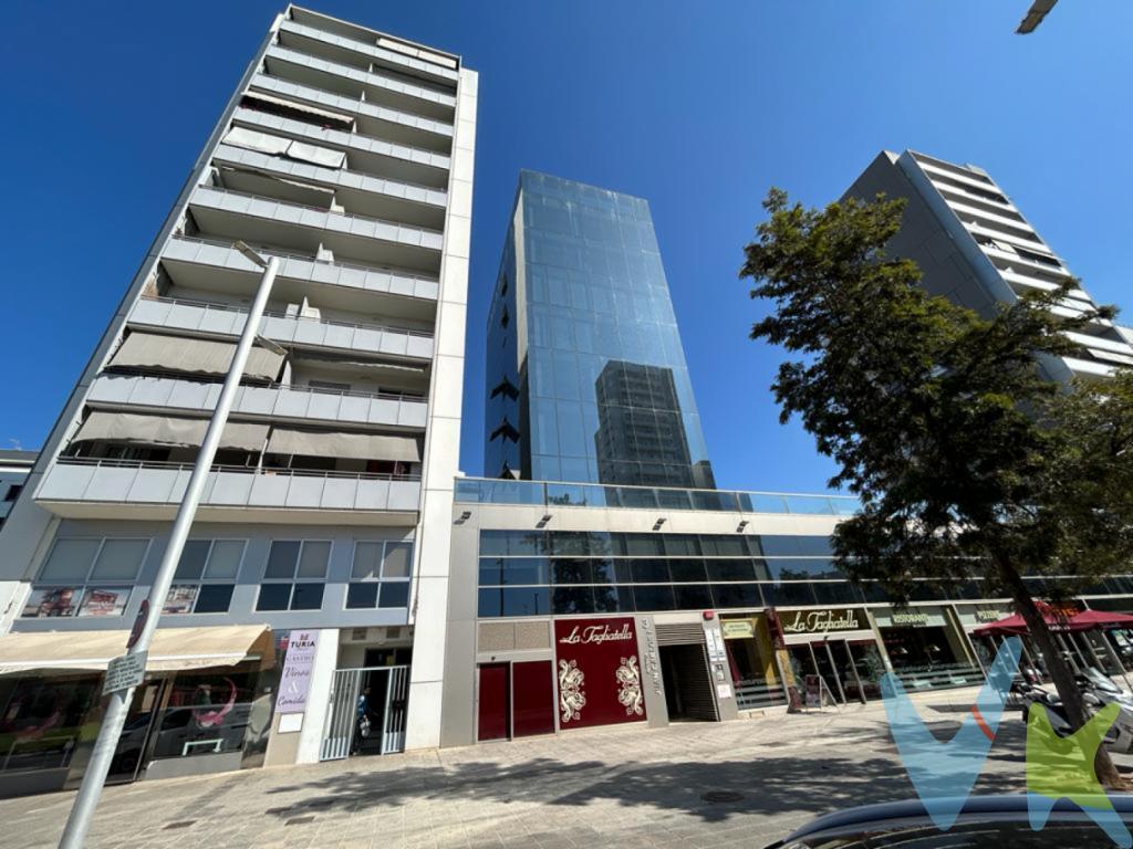 Plazas de garaje en Avda Juan Carlos I de TorrentDisponemos de varias plazas a la venta EN PRIMER SÓTANO y podrás elegir la que más te guste, a escasos metros de la estación de metro Torrent Avinguda, justo en el edificio de oficinas, donde se encuentra Restaurante Tagliatella, Popeyes Chicken, y varios establecimientos. Su ubicación las hace especialmente atractivo, puesto que está muy bien comunicado.Las plazas de garaje son amplias, accesibles con acceso por rampa de entrada y de salida independientes con puerta automática con mando. Se puede acceder por ascensor desde la planta baja del edificio o si dispones de vivienda en la finca, desde la propia vivienda.Por mandato expreso del propietario, comercializamos este inmueble en exclusiva, lo que le garantiza un servicio de calidad, un trato fácil, sencillo y sin interferencias de terceros. Por este motivo, se ruega no molestar al propietario, a los ocupantes de la propiedad, a los vecinos o conserjes del edificio o urbanización si los hubiera. Muchas gracias por su comprensión. Si Usted es agencia inmobiliaria y tiene un cliente para este inmueble, llámenos, estaremos encantados de colaborar en esta y otras operaciones.La oferta está sujeta a cambios de precio o retirada del mercado sin previo aviso. Este anuncio en su conjunto, incluyendo textos, fotos, imágenes o cualquier otro contenido del mismo, no es vinculante, dado que la información es ofrecida por terceros y puede contener errores. Se muestra a título informativo y no contractual.Las medidas y superficies son meramente orientativas.\"El precio NO INCLUYE los gastos de corretaje inmobiliario, impuestos (IVA, ITP, AJD), plusvalía, notaría y registro.