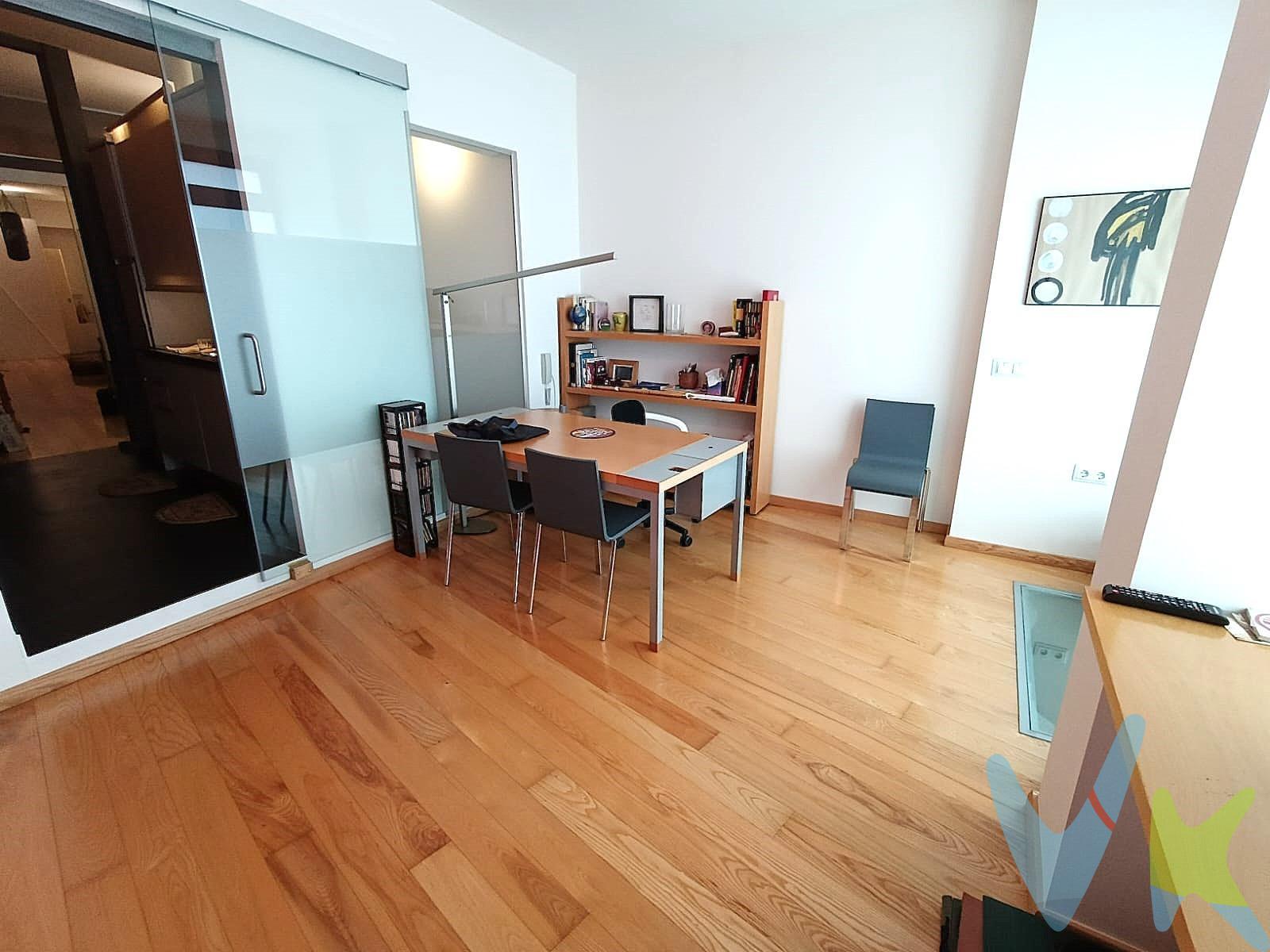 Bonito local con múltiples posibilidades, cuenta con dos salas para diferentes usos; oficina, reuniones, terapias..(Con suelo de madera maciza rastrelada y gancho para colgar pesos) y, a la vez cuenta, con cocina y baño en tres piezas donde poder diversificar funciones, en el sótano se encuentra una estancia de 20 m² con armario empotrado y ventilación asistida, ideal para el descanso. Dispone de una superficie total de 90 m²  se encuentra orientada al oeste a través de dos grandes ventanales a la calle Amaniel y resto a un patio corrala, protegido por patrimonio. Cuenta con calefacción individual de gas natural y una ubicación céntrica y muy bien comunicado con autobuses y varia estaciones de metro a menos de 500 m como  Noviciado, Plaza España, San Bernardo, facilitando el desplazamiento  tanto a clientes como profesionales, ademas de la cercanía de colegios e instituciones educativas y centros culturales