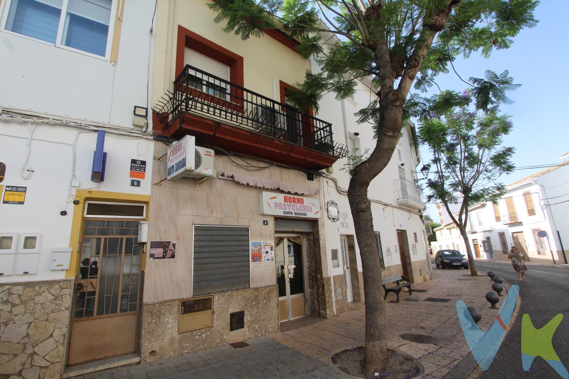 Presentamos esta excelente oportunidad de inversión en Macastre, un bonito y tranquilo municipio de Valencia, rodeado de la naturaleza. La propiedad se encuentra en pleno centro del pueblo junto al estanco, es una ubicación con gran visibilidad, paso de vecinos y fácil acceso a clientela. El inmueble de 337m2, compuesto por un local comercial, totalmente equipado y una amplia vivienda. La planta baja, de 228m2 alberga una panadería (sala de venta) y obrador de pan y bollería, completamente equipado con toda la maquinaria, necesaria para continuar la actividad desde el primer día, incluyendo un horno de pellets, amasadoras, cortadoras, formadoras, fermentadoras, camara frigorifica de paneles grandes, congelador, etc.. Además el negocio dispone la licencia de actividad en vigor, lo que facilita su puesta en marcha de forma inmediata. El local se encuentra en buen estado de conservación. La planta alta de 109m2 completa la zona residencial (zona de vivienda), que ofrece gran potencial y se encuentra en estado para reformar, permitiendo adaptarlo al gusto y las necesidades del nuevo propietario. La vivienda dispone en total de: 5 dormitorios, 2 baños, cocina, salon, amplio patio, despensa. . Una propiedad ideal tanto para quienes desean emprender un negocio de panadería, como para quienes buscan combinar la vivienda y actividad comercial en un mismo inmueble. Ideal para profesionales del sector, que deseen continuar con una propiedad ya preparada o para inversores o emprendedores, que busquen. combinar el negocio y vivienda en una ubicación privilegiada. Una oportunidad unica en corazón de Macastre. Solicite una información o concerte una visita sin compromiso. VENTA:. PVP 175.000€. Gastos e impuestos no incluidos en el precio. La compra conlleva impuestos y gastos de formalización para el comprador. A título orientativo se informa que en segundas transmisiones el ITP con carácter general en Valencia es del 9%, pudiendo existir otros tipos impositivos atendiendo a las circunstancias personales del comprador u otras circunstancias previstas legalmente. Base imponible del impuesto el mayor valor entre el precio de compraventa, la tasación o el valor de referencia catastral. En cuanto a los gastos de notaría y registro, en su caso, suelen oscilar aprox. entre 1,5% y 2,5% (aranceles variables según precio, n.º de copias y complejidad). El comprador elige notario. Si el comprador precisase de hipoteca: tasación, condiciones y costes bancarios serán según entidad elegida por el comprador, así como los gastos de gestoría, y cualesquiera otros gastos inherentes a la formalización de la compraventa que legalmente correspondan a la parte compradora, salvo pacto expreso en contrario con el vendedor. El consumidor tiene, conforme a la normativa vigente, a su disposición información y documentación adicional relativa al inmueble y condiciones de la compraventa, que podrá ser consultada en C/Joaquín Costa 4, bajo 46005 Valencia o urbe2@remax.es. Honorarios de mediación inmobiliaria a cargo del COMPRADOR: (3% del precio final de venta más IVA (21%), salvo otro pacto.); y de VENDEDOR (según acuerdo con el mismo). Se informa al consumidor que la agencia actúa como intermediaria inmobiliaria en la operación, estando cualquier eventual compraventa y sus condiciones sujeta a la aceptación expresa del propietario-vendedor y a la posterior formalización del correspondiente contrato.