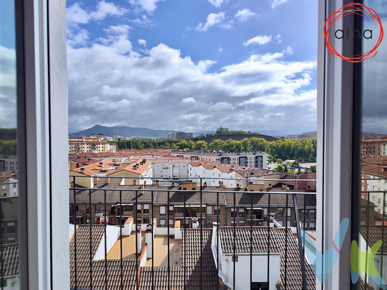 Ubicado en la octava planta de un edificio bien conservado en el corazón de Burlada, este magnífico piso ofrece una combinación perfecta de comodidad y luminosidad gracias a su altura que garantiza vistas despejadas y abundante luz natural. La propiedad cuenta con salón que se complementa con un balcón perfecto para poder salir un poco al aire libre, una espaciosa cocina con un cuarto de desahoga, cuatro dormitorios (3 dobles y uno simple). El baño completo y reformado dispone de plato ducha moderno. Están reformadas las ventanas, son de PVC con rotura re puente térmico. Los suelos son de tarima y gres. Es una vivienda adecuada tanto para familias numerosas como para quienes buscan versatilidad en los espacios habitables. Su ubicación privilegiada te sitúa cerca del acceso a múltiples servicios: tiendas locales, transporte público y zonas recreativas están todos al alcance, lo cual hace también atractiva esta opción no solo por sus características internas sino por su entorno urbano dinámico e interesante. La calefacción es central: gasto mensual de 84 €. La comunidad mensual es de 55,84 €. Datos meramente informativos, sin valor contractual. Impuestos y gastos de transmisión no incluidos.