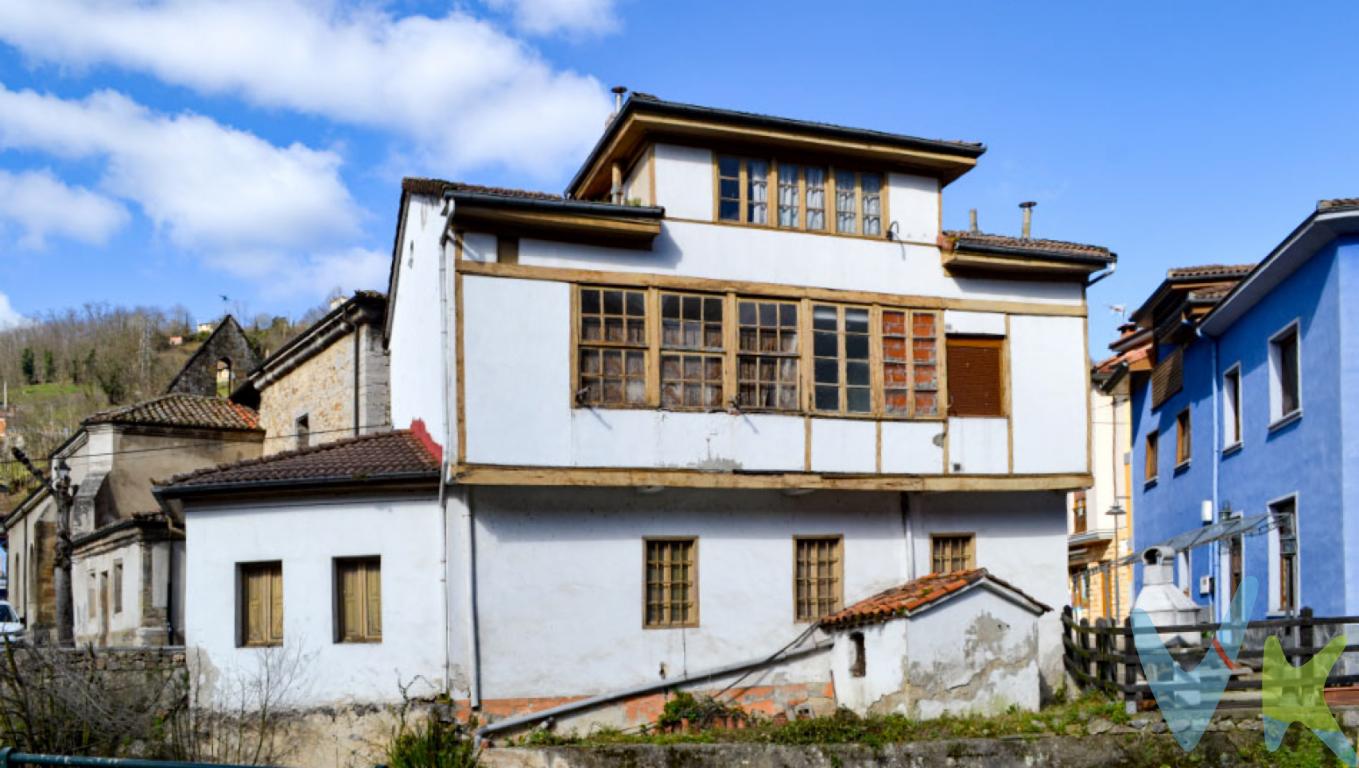 En el histórico pueblo de Villoria
Recupera lo rural para vivir con encanto, entre montañas de naturaleza desbordante y verdes valles
Hubo un tiempo en el que la vida rural era la forma de vida habitual, salvo en una o dos ciudades que tenían categoría de capital o ciudad industrial, el resto de la población se repartía por la geografía asturiana entre villas, pequeños pueblos y aldeas, en las que la vida cotidiana se relacionaba de manera muy estrecha con el entorno natural, la ganadería y la agricultura.
Hasta el siglo XIX, el coto de Villoria se mantenía bajo una estructura económica feudal pero, con las nuevas transformaciones en Laviana, se disuelven las ultimas jurisdicciones señoriales y lo que hasta entonces había sido el coto de Villoria, ahora este es incorporado a la jurisdicción del Ayuntamiento de Laviana que adquiere la unidad administrativa que conserva hoy en día.
Por ello Villoria, tiene ese carácter señorial que aún podemos vislumbrar en los edificios que se reúnen junto a la iglesia de San Nicolás, un templo de origen románico, posiblemente fundado en el siglo XII y vinculado al palacio de la casa de Quirós, que aún conserva su estructura exterior y que hoy acoge viviendas privadas. 
La casona que tenemos en venta en Villoria, Laviana, forma parte de este núcleo de influencia y es por ello que el valor de este edificio va más allá de lo económico, esta arraigado a una historia y a una forma de vida.
La casa a la espalda de la iglesia de San Nicolás y junto al cauce del río Villoria, es el ejemplo de una arquitectura de estilo tradicional de corredor, una tipología muy frecuente en Asturias. Se trata de una construcción de planta rectangular desarrollada en dos niveles, con muros de piedra y techo a dos aguas. El corredor, generalmente situado en el piso superior y sobre la fachada principal, orientada al sur.
En la planta inferior de entrada a la casa, encontramos a ambos lados de la escalera estancias dedicadas a garaje y taller, pero que bien planificadas pueden convertirse en zonas comunes en las que compartir el tiempo con los tuyos, pudiendo crear un porche acristalado para el invierno en el taller y un gran salón-comedor-cocina con acceso al pequeño jardín. Ambas estancias orientadas al sur proponen estos espacios como los mejores sitios de la casa para disfrutar del sol y el aire libre.
La segunda planta y tercera planta aceptan cualquier distribución, partición y diseño al que quieras destinarlas, son luminosas y con espectaculares vistas a la montaña y a un entorno urbano tranquilo.
Somos la Inmobiliaria de las ideas
 Te ayudamos a conseguir alcanzar el éxito en tu proyecto inmobiliario.
A tan solo tres kilómetros de Pola de Laviana, te espera esta casa  situada en este bello pueblo asturiano que cuenta con todos los servicios necesarios y bien comunicado. Es el lugar perfecto para tu familia.
El pueblo de Villoria está enclavado en una entorno de gran valor natural con sendas y parajes en los que disfrutar de la naturaleza asturiana y de la oferta de ocio tradicional tanto en sus fiestas como en sus actividades deportivas.
Laviana es uno de los concejos más bonitos y luminosos del Valle del Nalón, en pleno corazón de Asturias y su capital, Pola de Laviana rodeada de hermosas montañas, bajo la mirada atenta de Peña Mea y circundado por el Río Nalón, te ofrece una alta calidad de vida, con una infraestructura óptima para vivir en familia, con todos los servicios necesarios: colegios, instituto, centro de salud, farmacias, hermosas tiendas, pabellón deportivo, piscinas
Vivir a media hora de Oviedo y Gijón, a cuarenta minutos del mar y de las pistas de esquí, esta vivienda en venta en Laviana, Asturias te proporciona un estilo tan diverso y natural como tu pidas.
Admite ALQUILER CON OPCIÓN A COMPRA