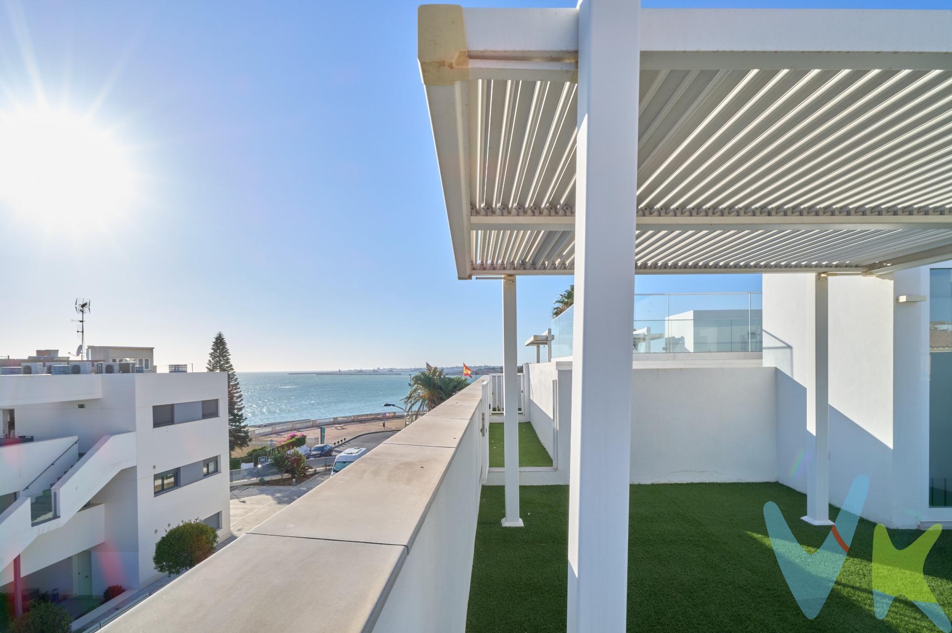 ¡Os ofrecemos en Exclusiva la oportunidad de vivir a un paso de la playa!. Ponemos a la venta este espectacular piso con un diseño muy actual, listo para entrar a vivir, ubicado a solo tres minutos andando de la playa. Al entrar, te recibe un amplio espacio diáfano donde se integran la cocina totalmente equipada con electrodomésticos de alta gama y el salón-comedor, que se abre a un balcón con bonitas vistas al mar. El dormitorio principal, completamente independiente, cuenta con armarios empotrados y un cuarto de baño en suite con amplio plato de ducha y acceso directo al mismo balcón del salón, ideal para disfrutar de las puestas de sol. Desde el salón, se accede a una zona más privada con dos dormitorios adicionales (uno de ellos especialmente amplio), ambos con armarios empotrados y un segundo baño completo que comparten. Una escalera de caracol conecta el salón con una espectacular terraza solárium privada, equipada con pérgola, desde donde disfrutar de unas vistas estupendas de la bahía. Además, esta terraza tiene acceso directo a las zonas comunes que cuenta con una piscina comunitaria perfecta para relajarse mientras ves la puesta de sol. La vivienda cuenta con aire acondicionado frío/calor en todas las estancias, ventanas de PVC Climalit oscilobatientes, persianas eléctricas, y una cocina equipada con horno, vitrocerámica, campana extractora, lavavajillas, lavadora y frigorífico, todo de primeras marcas. Incluye además una amplia plaza de garaje  de 17 m2 y trastero privado de 7 m2, con acceso directo por ascensor. Por expreso deseo del propietario comercializamos este inmueble en exclusiva por lo que rogamos se pongan en contacto con nosotros para ampliar información o concertar una visita. Estaremos encantados de atenderles. De acuerdo con lo prevenido en el Decreto 218/2005, de 11 de octubre, se informa al cliente que los Gastos Notariales, Registrales, impuesto de transmisiones (ITP), Honorarios de intermediación, Gastos financieros, y otros gastos inherentes a la compraventa no están incluidos en el precio. 