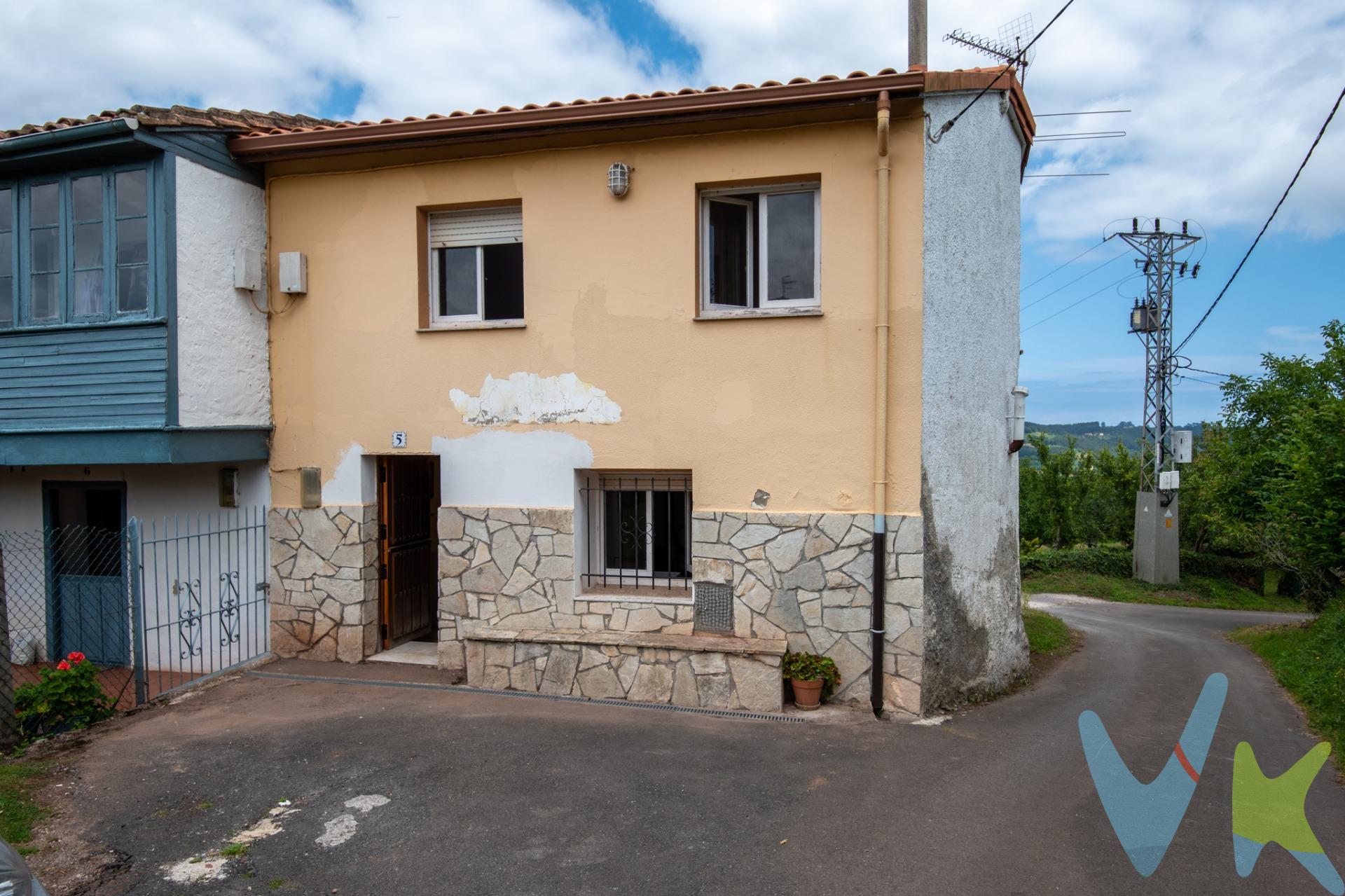 Venta de casa de tres dormitorios con finca de 182m2 de jardín  en Villaviciosa de Asturias. La casa de tres dormitorios en Pando, parroquia de Tornón-Villaviciosa suena encantadora. . La proximidad a la Playa de Misigo y deRodiles y las impresionantes vistas desde el dormitorio son definitivamente atractivas. La distribución de la casa en dos plantas, con una amplia cocina en la planta baja y tres dormitorios dobles en el piso superior, la convierte en un espacio cómodo. . Además, cuenta con una cuadra-tenada anexa que ofrece posibilidades de ampliación o cambio de uso. La finca llana adyacente sería perfecta para un cenador o una piscina. . ¿Quieres que te demos más información? No dudes en contactar con nosotros. El precio no incluye el 8% de impuesto de trasmisiones patrimoniales ni los gastos notariales ni registrales.