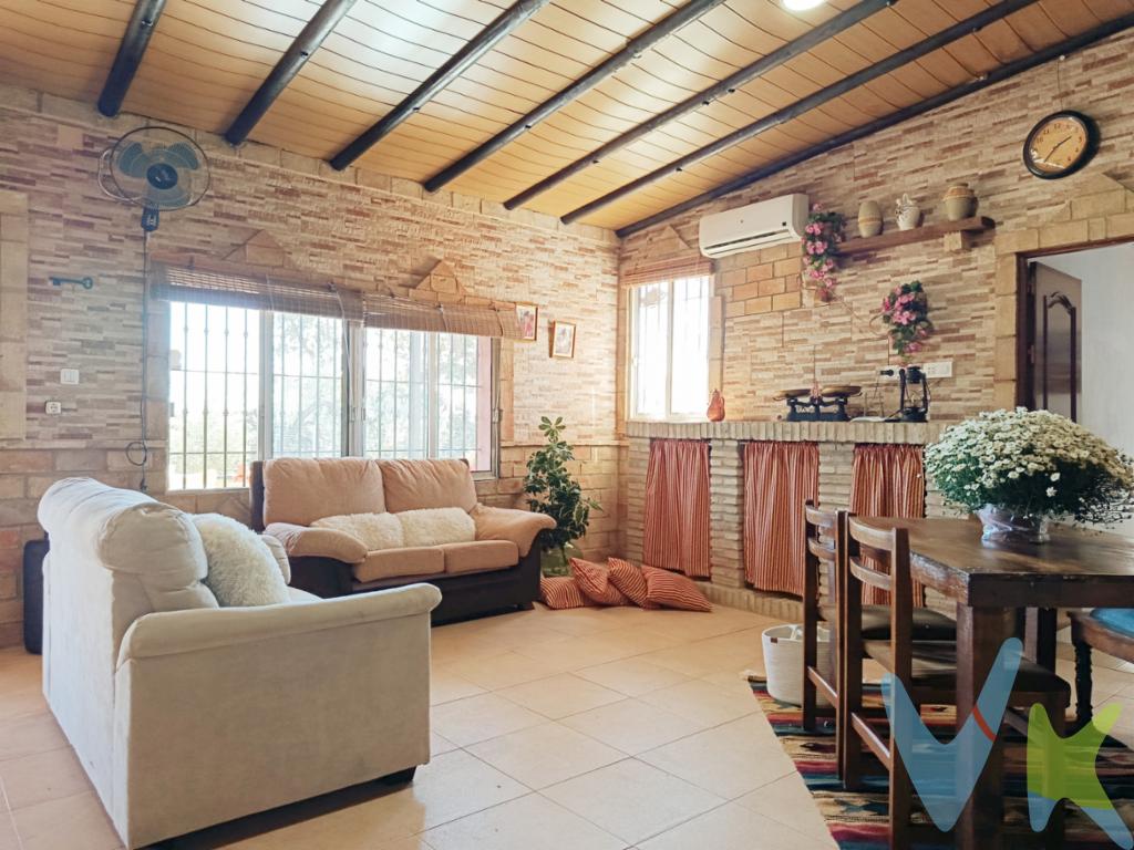 Tu refugio autosuficiente en plena naturaleza, con zona deportiva y piscina propia, a solo 12 minutos del pueblo. Si buscas una propiedad rústica con encanto, privacidad y todas las comodidades para vivir en contacto con el campo, esta casa en Paterna del Campo (El Condado – Huelva) a cinco minutos de la Aldea de Tujena es la oportunidad perfecta. Ubicada en una parcela de 3.296,92 m², cuenta con una vivienda principal de 110 m² más 138 m² adicionales entre porche, chiringuito, zona deportiva y trasteros. La casa se distribuye en:. •	3 habitaciones. •	1 baño completo. •	Cocina. •	Salón comedor con chimenea de leña. •	Mini salón integrado a salón y cocina con barra americana. •	Gran porche frontal, ideal para disfrutar del aire libre todo el año. Esta propiedad está diseñada para la vida autosuficiente:. •	Funciona con placas solares. •	Dispone de pozo propio. •	Zona cómoda y no inundable (suelo permeable). •	Buena cobertura móvil y posibilidad de internet satelital. Pero lo que realmente la convierte en una oportunidad única es su espectacular zona deportiva y de ocio:. •	Piscina. •	Chiringuito con horno de piedra. •	Gran trastero ideal para maquinaria o equipamiento. Un entorno rodeado de campos de cultivo y senderos, perfecto para caminar, montar a caballo o simplemente desconectar. Situada en una pequeña comunidad de vecinos, lo que ofrece tranquilidad absoluta sin renunciar a la seguridad y apoyo de otros residentes. Precio de salida: 176.000 € — una cifra muy competitiva dentro del mercado rústico actual en la provincia de Huelva. Tu nuevo estilo de vida comienza aquí. ¿Es español o extranjero y necesita financiación para poder comprarla? Le ayudamos a conseguirla con las mejores condiciones del mercado. . ¿Busca una casa de campo pero su estilo es otro? Contacte con nosotros, seguro que tenemos la casa de tus sueños en Huelva, Sevilla, Cádiz y el resto de Andalucía. . Tenemos más de 20 años ayudando a personas a comprar o vender sus propiedades. . Informamos a nuestros clientes que el precio de venta no incluye lo siguiente: Honorarios de la agencia inmobiliaria, impuestos (el Impuesto de Transmisiones Patrimoniales, IVA o AJD, en su caso), otros gastos de la compraventa (gastos de registro de la Propiedad, Notaría, gestión ni de posible financiación). Documento DIA a disposición del consumidor según Decreto 218/2005 Junta de Andalucía. IMG. 