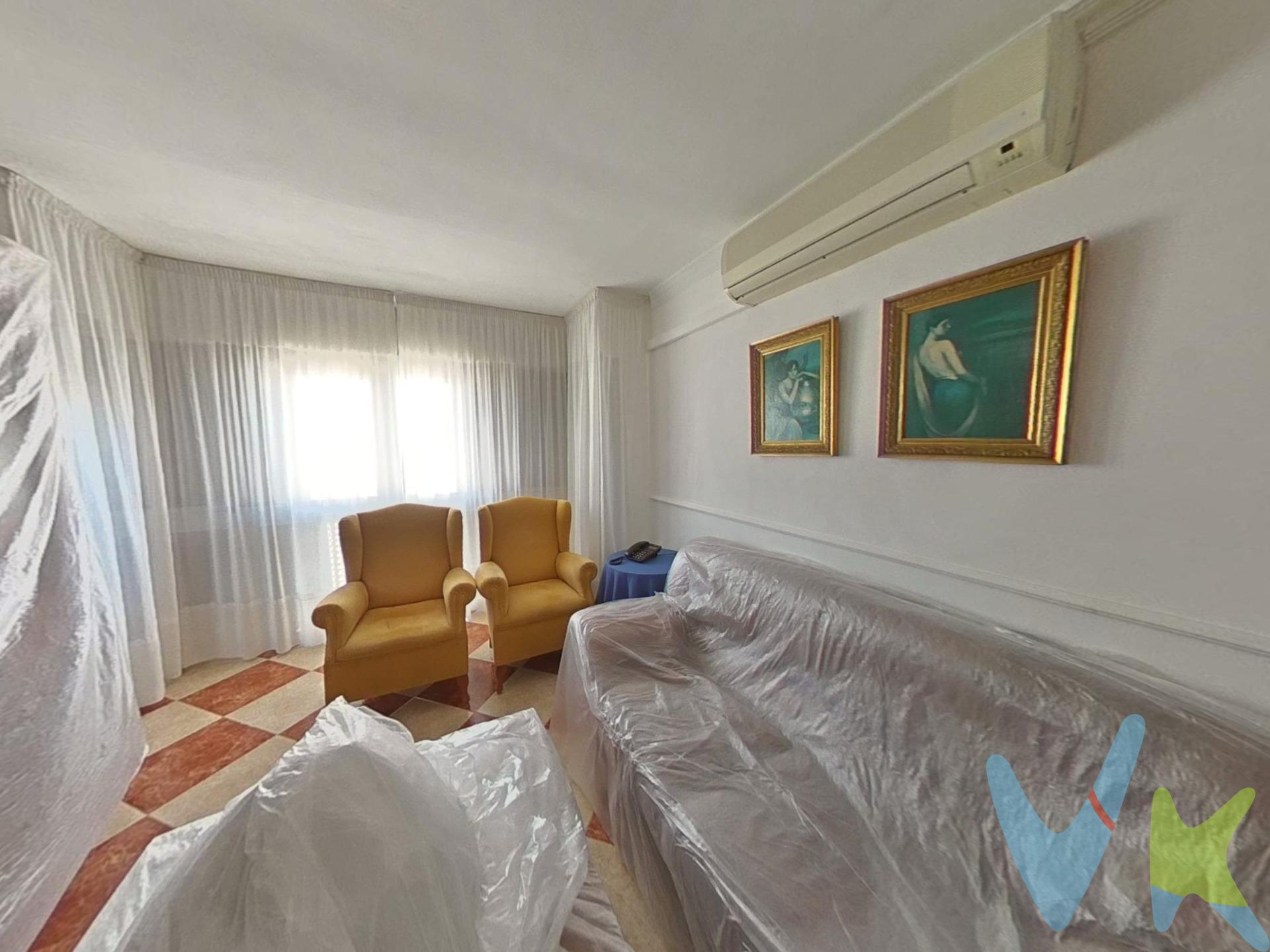 Tu nuevo hogar, comodidad, ubicación y calidad de vida 👌🏼. Descubre este encantador piso en el corazón de Santa Rosa, para entrar a vivir, con grandes posibilidades para menores de 35 años, con los beneficios fiscales que eso supone, con plaza de garaje (opcional), con todo lo necesario para poder disfrutar desde el primer día y a un precio muy ajustado, también para quienes desean un espacio cómodo para disfrutar de la jubilación o buscan una inversión segura en una zona con alta demanda de alquiler. Características destacadas:. Puerta de acceso a la vivienda blindada. Dos dormitorios (con posibilidad de reconvertir a tres, como en su distribución original), ofreciendo flexibilidad para adaptarse a tus necesidades. Baño completo con mampara, funcional y en buen estado. Cocina amueblada, sin electrodomésticos, para que tú decidas el consumo energético de tu vivienda. Ventanas con mosquiteras y toldos. Exterior y luminoso, con estancias que reciben abundante luz natural. La vivienda está renovada de instalación eléctrica y fontanería hace 9 años, al igual que la solería y la carpintería interior de maderas nobles, dispone de 4 split en diferentes estancias, lo que estaría excluido, además del mobiliario de la vivienda, serían los radiadores eléctricos que se muestran en las fotos. Edificio mejorado con ascensor, facilitando el acceso y la movilidad. . Posibilidad de adquirir plaza de garaje, a un paso, opcional, 15.000€, no está en el mismo edificio, ya que éste no dispone de ellas, pero es un valor añadido en esta zona. Entorno y ubicación:. Posee una ubicación estratégica, a 15 minutos del centro, situado en un barrio consolidado, que combina la tranquilidad residencial con la cercanía a todos los servicios: colegios, centros de salud, supermercados, zonas verdes y excelentes conexiones de transporte público. Una oportunidad única:. No dejes pasar esta oportunidad de vivir o invertir en una de las zonas más atractivas de Córdoba. Contáctanos para más información y agenda tu visita. ¡Tu nuevo hogar te espera!. El comprador tendrá un coste adicional de un 2% más IVA del precio de venta final con unos honorarios mínimos de 3.600€ más IVA, por el servicio de gestión, asesoramiento y formalización del proceso de compra. Este importe no está incluido en el precio publicado en venta. INFORMACIÓN ADICIONAL. Para cumplir con la normativa vigente tenemos a disposición del cliente el Documento de Información Abreviada D. I. A. Los precios indicados pueden sufrir alteraciones sin previo aviso. Los GASTOS DE LA COMPRA serán según ley (Notaria, Registro e Impuestos) y no están incluidos en el precio señalado. 