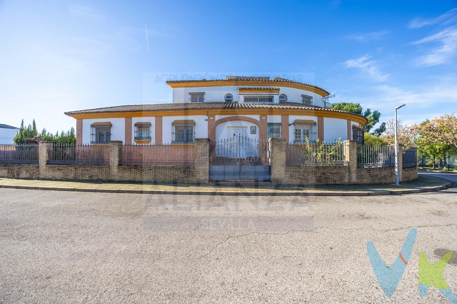 Venta de chalet en Urb. el Algarrobillo, Valencina de la Concepción, (Sevilla). La casa donde por fin toda la familia tendrá espacio para vivir, trabajar y disfrutar. Si llevas tiempo buscando una vivienda amplia de verdad, esta puede ser tu oportunidad. Chalet independiente reformado en Valencina de la Concepción, ubicado en una tranquila zona residencial del Aljarafe. Dispone de 234 m² construidos en dos plantas, más un impresionante semisótano de 189 m² inscrito en Escritura de Obra Nueva, un espacio difícil de encontrar hoy en el mercado. Cuenta con 5 dormitorios, 3 baños, 1 aseo, jardín privado, garaje, climatización por zonas y placas solares, combinando amplitud, comodidad y eficiencia energética. El gran semisótano multiplica las posibilidades: despacho profesional, gimnasio, sala de juegos, cine, zona para invitados o incluso varios espacios independientes. Además, el precio incluye participación en el club social de la urbanización con piscina, pistas de pádel, tenis .. Una vivienda diseñada para quienes necesitan espacio hoy y valorarán aún más tenerlo mañana.  Llámanos y descubre por qué esta casa es diferente. En cumplimiento de las obligaciones de información previstas Disp. final 3ª de la Ley 10/2025, de 28 de diciembre, de servicios de atención a la clientela y transparencia, así como en la normativa sectorial vigente, y RD 218/2005 de Inf. de la Junta de Andalucía, el precio indicado no incluye los gastos e impuestos inherentes a la adquisición, los cuales se desglosan estimados o con posibilidad de calcularlos a continuación; los gastos más ajustados serán dados en el D.I.A. en la visita a inmuebles, o antes. *Gastos de Notaría: La Minuta se calculará según al arancel notarial oficial: Anexo I, del Real Decreto 1426/1989, de 17 de noviembre. Enlace: notariared.com/calculadora-gastos-compra-vivienda/. *Gastos de Registro de la Propiedad: La inscripción se facturará según el arancel oficial: ANEXO I, del Real Decreto 1427/1989, de 17 de noviembre. Igual enlace anterior. *Gastos de Gestión (Gestoría): Los honorarios por la tramitación administrativa, liquidación de impuestos e inscripción registral ascienden de forma estimativa a [363 € aprox.] (IVA incluido), aunque depende de cada caso, y su dificultad. *Honorarios Agencia del Vendedor: incluidos en el PVP. *Honorarios Agencia del comprador: La agencia prestará los servicios de información, asesoramiento y acompañamiento previstos en el Encargo de Servicios y en el F.I.A.(Ficha Información Abreviada) Si solicita servicios adicionales o personalizados, sus honorarios serán informados previamente, de forma individualizada y por escrito, conforme a la libertad de pactos y a la normativa vigente. *Si necesita Financiación, su banco le informará. *Impuesto sobre Transmisiones Patrimoniales (ITP): Se aplicará el tipo impositivo vigente en Andalucía (generalmente el 7%, sin perjuicio de tipos reducidos del 6%. 3,5%, etc, aplicables según las circunstancias personales del comprador o las características del inmueble). El impuesto se devenga sobre el superior entre: 1.- Valor de Referencia de Catastro; y 2.- Precio de venta. Puede calcular su situación personal en el portal oficial de la A.T. de Andalucía. enlace: juntadeandalucia.es/organismos/economiahaciendayfondoseuropeos/areas/tributos-juego/tributos/paginas/impuestos-cedidos-transmisiones.html. 