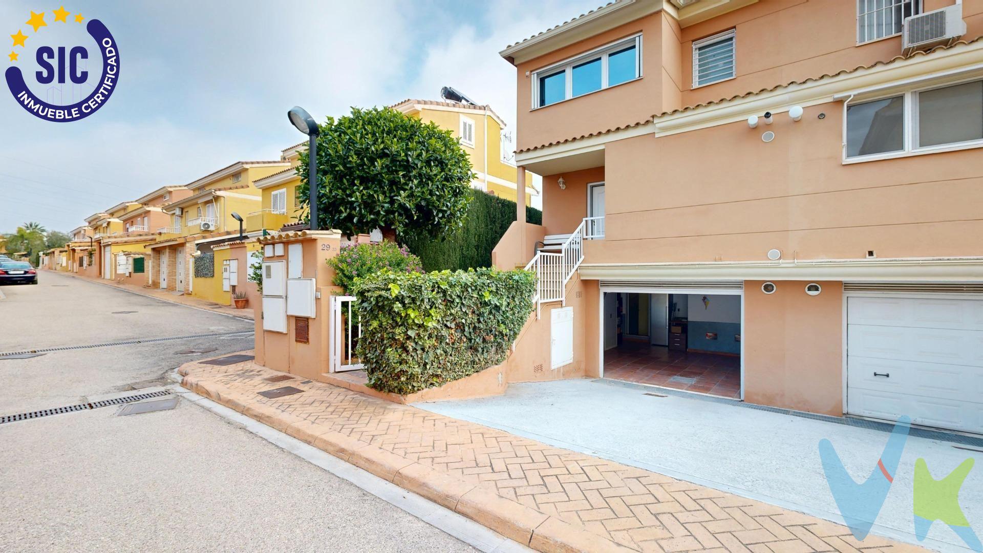¡Bienvenido a tu nuevo hogar en la encantadora urbanización Jardines de Masías en Moncada! . ¡Esta impresionante casa pareada esquinera de dos plantas y semisótano, es el refugio perfecto para disfrutar de la vida en familia y de momentos inolvidables!. Ubicada en una zona residencial con acceso privado, tendrás acceso a una maravillosa zona comunitaria que incluye un área infantil con columpios y una piscina rodeada de césped natural y sombrillas de madera y paja, perfecta para disfrutar del sol y la diversión en familia. Al llegar, serás recibido por una elegante puerta blindada lacada en blanco que te da la bienvenida a un espacio lleno de luz y estilo. La amplia cocina de estilo americano, equipada con una moderna isla y campana extractora de techo, es el corazón de la casa. Todos los electrodomésticos están integrados, lo que te permitirá cocinar con comodidad y estilo. Además, en esta planta encontrarás un práctico baño de cortesía, ideal para tus visitas. El suelo porcelánico aporta un toque de sofisticación, unida a un gran salón, con su acogedora chimenea y vistas al jardín, es el lugar perfecto para relajarte. Imagina disfrutar de tus mañanas en el porche de robusta madera, rodeado de un jardín decorado al estilo polinésio, con césped natural y una pérgola que alberga una barbacoa de obra y horno, ideal para tus reuniones familiares y con amigos. Todas las paredes de la casa que dan al jardín están acristaladas ( cristal anti-bala) y persianas estilo mallorquinas de metal de seguridad marca Griesser. Subiendo a la primera planta, descubrirás tres amplias habitaciones dobles, todas con vistas despejadas y ventanas de aluminio climalit oscilobatientes que garantizan un ambiente luminoso y confortable, ademas las ventanas que dan a la calle principal tienen filtro solar de espejo que no permite la  entrada del calor y aportan privacidad. Dos baños, uno de ellos en suite en la habitación principal, ofrecen comodidad y privacidad para toda la familia. La vivienda dispone encima de la segunda planta de un altillo todo revestido de madera. El semisótano es un espacio versátil con el máximo aprovechamiento del espacio, incluye un trastero bajo la escalera, una habitación con un ventanal que da a un patio, cuya luz entra desde la parte superior y con su propio cuarto de baño, perfecta para invitados con acceso directo al garaje y con puerta blindada para su tranquilidad. Tiene  capacidad para dos vehículos. La casa está equipada con calefacción y aire acondicionado por split, asegurando un ambiente agradable durante todo el año. Además, las ventanas de la primera planta son de PVC de alta estanqueidad y en la segunda planta oscilobatientes, todas ellas cuentan con mosquiteras y además correderas de acordeón en puertas y ventanales principales, lo que te permitirá disfrutar del aire fresco sin preocupaciones. Y no te preocupes por la ubicación: estarás cerca de todo lo que necesitas, incluyendo un centro de salud, supermercados, colegios, el CEU San Pablo, a tres minutos del metro, el polideportivo David Casinos y con fácil acceso a la vía CV-35. ¡No dejes pasar la oportunidad de hacer de esta casa tu nuevo hogar! Ven a visitarla y déjate enamorar por cada rincón. ¡Te esperamos!. Este anuncio es informativo y sin valor contractual, puede contener errores. El precio no incluye lo siguiente: Honorarios de la agencia inmobiliaria, impuestos (IVA, ITP), AJD, Tasación bancaria, notaría, gestoría y registro). . . . 