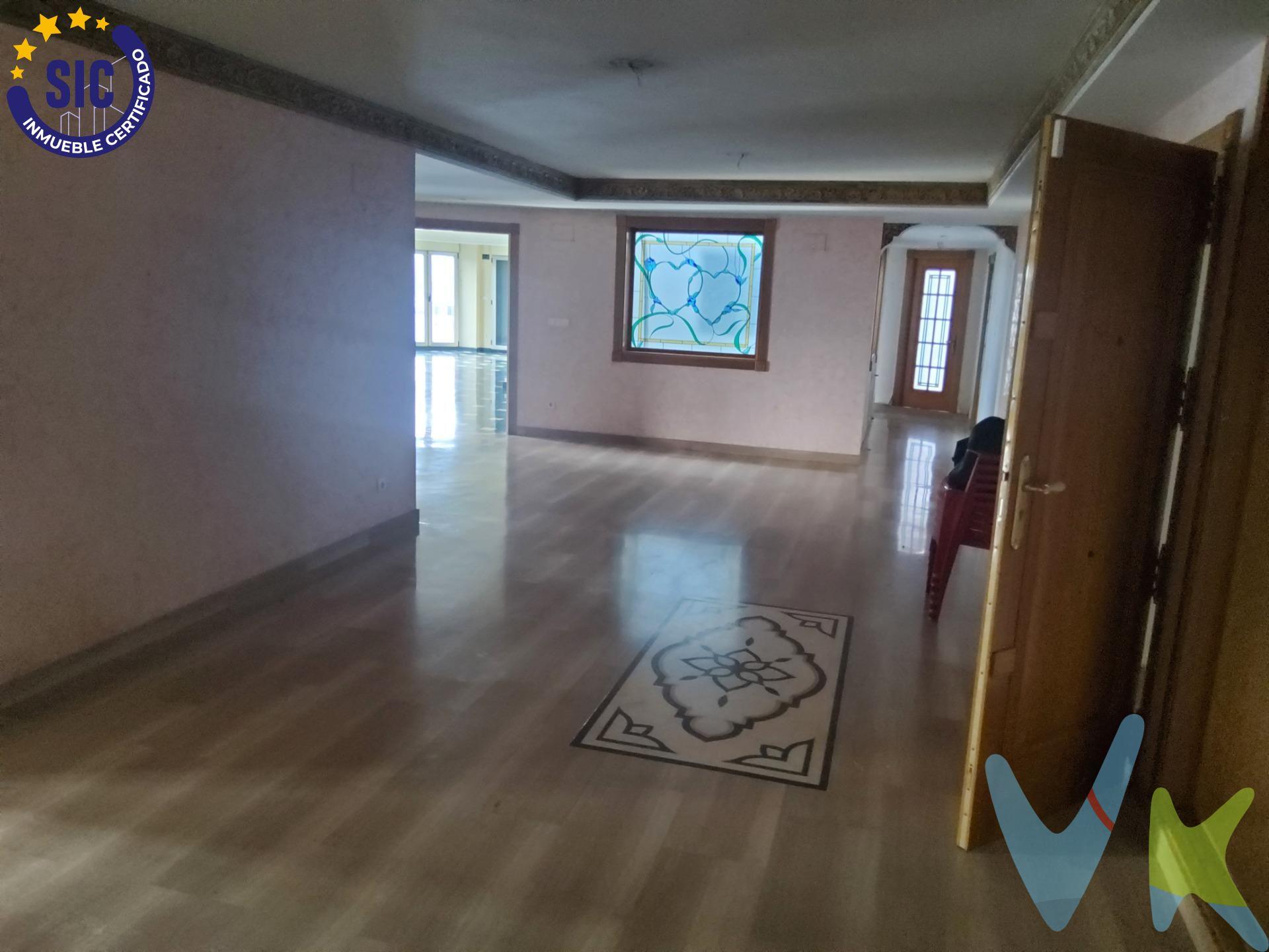 Una Vivienda que ocupa una planta entera de 573 m² 6 Hab. Planta 4ª exterior con ascensor Garaje/ Trastero incluida. Remax Urbe, presenta esta exclusiva vivienda situada en el centro histórico de Carlet, una propiedad singular que destaca por su elegancia, amplitud y excelente ubicación. Ideal para quienes desean vivir con estilo en una de las zonas más emblemáticas de la ciudad. Ubicada en la calle Murillo, en una finca emblemáticas. Un entorno que combina el carácter señorial de la arquitectura original con comodidades modernas y un diseño de vanguardia. La propiedad cuenta con 572 m² construidos, distribuidos en 6 habitaciones y 6 baños. 4 dormitorios principales, dispone de un amplio vestidor, un baño en suite y una bañera perfecta para momentos de relajación. El espectacular salón-comedor con cocina independiente que destaca por su amplitud y luminosidad. Toda la vivienda cuenta con techos altos y ladrillo visto, aportando un carácter único y auténtico. Además, los grandes ventanales con salida a balcones ofrecen vistas directas a la Plaza del Ayuntamiento. Las puertas ocultas permiten separar ambientes de forma funcional y elegante, maximizando la limpieza visual y el confort. Además, dispone de un amplio trastero ubicado en una gran Azotea, perfectamente para acondicionar, ideal para disfrutar de reuniones al aire libre. Situada en el corazón de la ciudad, esta propiedad se encuentra rodeada de historia, cultura y todos los servicios necesarios. La zona está perfectamente comunicada y es ideal tanto para residencia habitual como para segunda vivienda o inversión inmobiliaria de alto nivel. No pierdas la oportunidad de conocer una de las propiedades más exclusivas del centro de Carlet, 34Km a Valencia. Contáctanos y agenda tu visita hoy mismo. . Características básicas. 572 m² construidos, 560 m² útiles. 6 habitaciones [4 son suites]. 6 baños en total. Balcón. Plaza de garaje. Segunda mano/buen estado. Vestidores. Trastero. Orientación oeste. Construido en 2004. Acceso y vivienda adaptados para personas con movilidad reducida. Edificio. Planta 4ª exterior. Con ascensor. VENTA:. PVP 515.000€. Gastos e impuestos no incluidos en el precio. La compra conlleva impuestos y gastos de formalización para el comprador. A título orientativo se informa que en segundas transmisiones el ITP con carácter general en Valencia es del 10%, pudiendo existir otros tipos impositivos atendiendo a las circunstancias personales del comprador u otras circunstancias previstas legalmente. Base imponible del impuesto el mayor valor entre el precio de compraventa, la tasación o el valor de referencia catastral. En cuanto a los gastos de notaría y registro, en su caso, suelen oscilar aprox. entre 1,5% y 2,5% (aranceles variables según precio, n.º de copias y complejidad). El comprador elige notario. Si el comprador precisase de hipoteca: tasación, condiciones y costes bancarios serán según entidad elegida por el comprador, así como los gastos de gestoría, y cualesquiera otros gastos inherentes a la formalización de la compraventa que legalmente correspondan a la parte compradora, salvo pacto expreso en contrario con el vendedor.El consumidor tiene, conforme a la normativa vigente, a su disposición información y documentación adicional relativa al inmueble y condiciones de la compraventa, que podrá ser consultada en C/Joaquín Costa 4, bajo 46005 Valencia o urbe2@remax.es. Honorarios de mediación inmobiliaria a cargo del COMPRADOR: (3% del precio final de venta más IVA (21%), salvo otro pacto.); y de VENDEDOR (según acuerdo con el mismo). Se informa al consumidor que la agencia actúa como intermediaria inmobiliaria en la operación, estando cualquier eventual compraventa y sus condiciones sujeta a la aceptación expresa del propietario-vendedor y a la posterior formalización del correspondiente contrato.