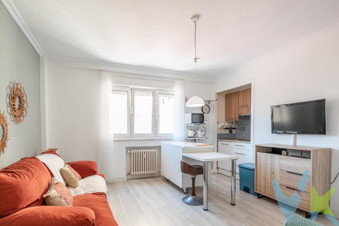  ¡Descubre tu nuevo hogar en el corazón de Gijón! Presentamos este magnífico piso en venta, ubicado en la vibrante y céntrica zona de la ciudad. Con una localización inmejorable, este inmueble promete comodidad y conveniencia, situándose cerca de todos los servicios esenciales y a pocos minutos de las zonas más emblemáticas de Gijón.Este acogedor piso dispone de 50 metros cuadrados construidos, perfectamente distribuidos para aprovechar al máximo cada espacio. La vivienda se encuentra en la segunda planta de un edificio sólido, construido en 1973, que cuenta con dos ascensores, garantizando accesibilidad y comodidad para sus habitantes.El inmueble consta de dos habitaciones, ideales para una familia pequeña, una pareja o incluso para alguien que desee tener una habitación de invitados o un espacio de trabajo adicional. Ambas habitaciones están diseñadas para ofrecer el máximo confort, con buena iluminación natural y movilidad.La sala de estar es acogedora y funcional, perfectamente decorada con muebles modernos que combinan estilo y practicidad. Este espacio se completa con una cocina amueblada con todos los electrodomésticos necesarios, lo que hace que tu mudanza sea mucho más sencilla. La cocina posee un diseño eficiente y funcional, permitiendo disfrutar de agradables momentos culinarios.Localizado estratégicamente en el Paseo de Begoña, en la zona Centro de Gijón, el piso se beneficia de una excelente conexión de transporte público. Las paradas de autobús cercanas facilitan el desplazamiento hacia cualquier punto de la ciudad, haciendo innecesario el uso del coche. Además, la proximidad a supermercados, centros educativos, restaurantes, y zonas de ocio hacen de esta opción una oportunidad única para vivir en uno de los mejores barrios de Gijón.La comunidad de vecinos es excelente, proporcionando un ambiente afable y tranquilo. Además, el inmueble ha sido mantenido en excelentes condiciones, ofreciendo un entorno limpio y seguro. Las áreas comunes del edificio han sido cuidadas con esmero, garantizando un alto nivel de vida para todos los residentes.Este piso amueblado está listo para mudarse de inmediato, eliminando cualquier preocupación adicional sobre la adquisición de mobiliario o la renovación del espacio. Cada rincón ha sido decorado con gusto, pensando en el bienestar y la comodidad del futuro propietario.El mercado en la zona está en constante movimiento, y las propiedades similares no suelen estar disponibles por mucho tiempo. Esta es tu oportunidad de adquirir un piso que combina ubicación, equipamiento y precio de manera inigualable. No dejes pasar esta ocasión única de vivir en pleno centro de Gijón, con todas las facilidades que esta ubicación ofrece.Contacta con nosotros hoy mismo para agendar una visita. Estamos seguros de que, al conocer esta vivienda, quedarás impresionado por todo lo que tiene para ofrecer. Aprovecha la ocasión para hacer de este piso tu nuevo hogar y forma parte del pulso urbano que la ciudad de Gijón tiene para ti. No esperes más, tu nuevo hogar te está esperando.En el precio final no están incluidos el Impuesto de Transmisiones Patrimoniales, ni los Gastos de Notaría y registro