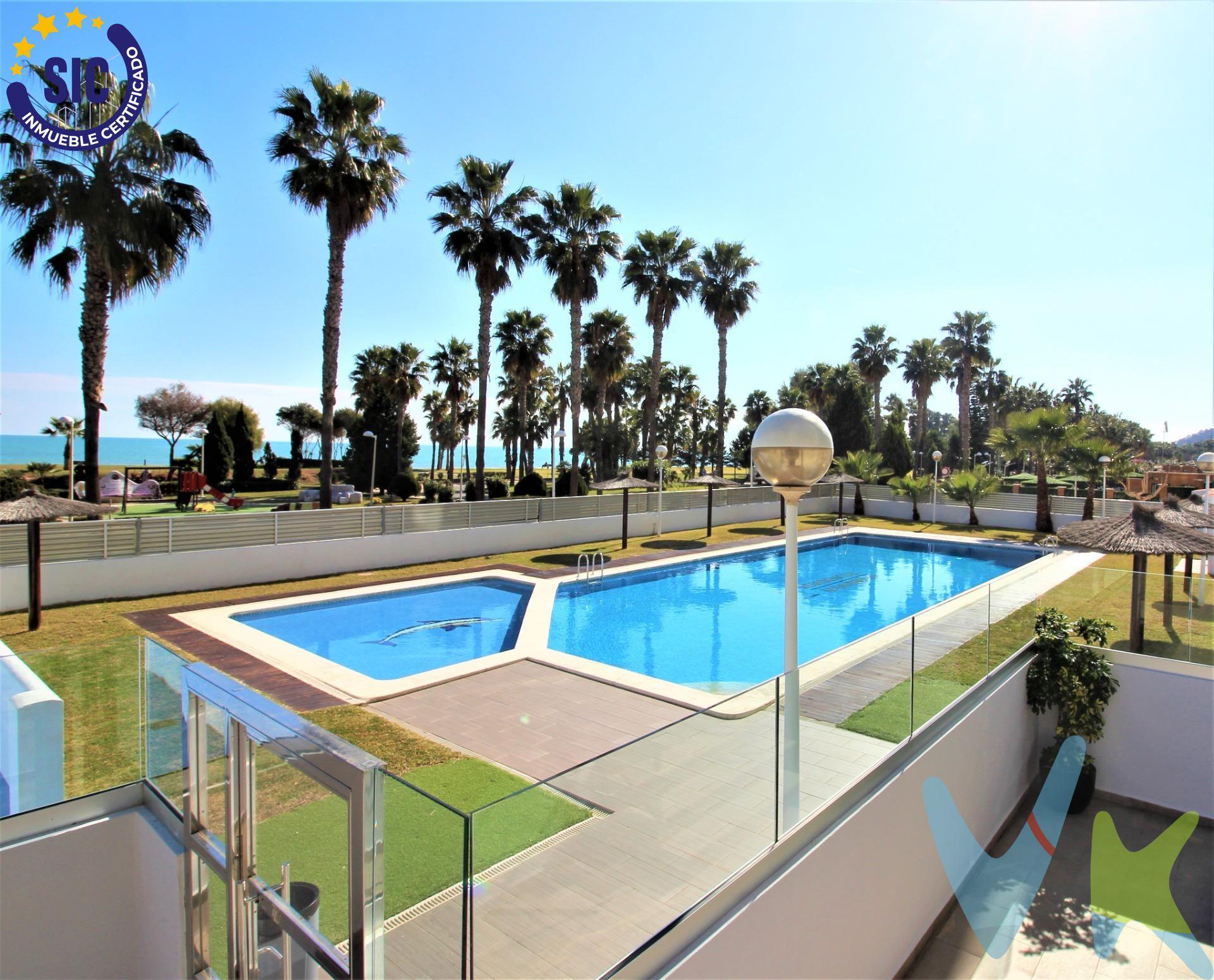 Descubre este magnífico apartamento reformado, ubicado en primera línea en la zona de Magic World. Con una superficie construida de 43 m² y dos amplias terrazas que ofrecen vistas panorámicas. Imagina desayunar viendo el mar desde su terraza principal de 18m2 y orientación sur y acabar el día con un vino mirando las montañas desde la terraza noreste con una superficie de 12m2. Este precioso apartamento cuenta con una habitación doble, un baño completo con plato de ducha y salón comedor con cocina office. El interior presenta un diseño moderno y acogedor, destacando los materiales de alta calidad utilizados en la reforma. además, se encuentra dentro de una urbanización privada que incluye piscina comunitaria ideal para relajarse en verano. La propiedad también ofrece comodidades como plaza de parking en planta sótano y acceso a zonas infantiles . Perfectamente comunicada mediante transporte público cercano y situada cerca de supermercados, esenciales para su comodidad diaria. No pierdas la oportunidad única adquirir tu refugio junto al mar. A pie de playa, Marina d'Or – Ciudad de Vacaciones, ahora Magic World y dentro sus 500.000 metros cuadrados de zonas verdes y ajardinadas, ofrece 24.000 metros cuadrados de césped natural en primera línea, ideales para tus vacaciones con niños y una alternativa perfecta al resto de playas de arena del complejo. Esta zona verde, está equipada con kioscos de playa, zona náutica y jardines, hacen las delicias de niños y mayores. Las playas Morro de Gos y Amplàries, conforman la línea de costa de Marina d'Or Ciudad de Vacaciones y están equipadas, en la época estival, de puesto de Cruz Roja y categoría de playa accesible. Su calidad de servicios queda certificada con la ISO 14001 y Q de Qualitur. Los metros útiles son aproximados. Este inmueble es en exclusiva, con lo que le facilitamos cualquier información sobre la vivienda. Por este motivo, solicitamos no molesten al propietario, ocupantes de la propiedad, vecinos o conserje de la comunidad. . Muchas gracias por su comprensión. El precio indicado puede sufrir variaciones. En todos los casos los precios expuestos son más impuestos y gastos derivados de la transmisión del inmueble.