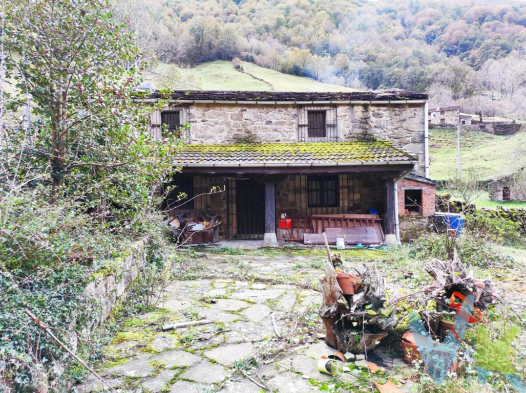 ¡¡¡FANTÁSTICA CABAÑA EN EL VALLE DE YERA, VEGA DE PAS!!!MARAVILLOSA cabaña, con un terreno ideal para poder desconectar del estrés de la ciudad.En plena reforma y entregada ya terminada, esta cabaña puede ser un maravilloso hogar, una segunda residencia o incluso, un negocio rural y a un precio increíble.Consta de 2 habitaciones, 2 cuartos de baño, cocina americana, y salón, junto amplios espacios para poder disfrutarla.Con todos los servicios de luz, agua e INTERNET de fibra en la puerta y buenísimo acceso.¿¿QUÉ MÁS PUEDES PEDIR?? ¡¡VEN A VERLA, NO TE ARREPENTIRÁS!!Los precios mostrados no incluyen impuestos, gastos de compraventa ni financiación.Más información sobre transparencia, impuestos, gastos y condiciones de compraventa en nuestra web www.activanorte.com.